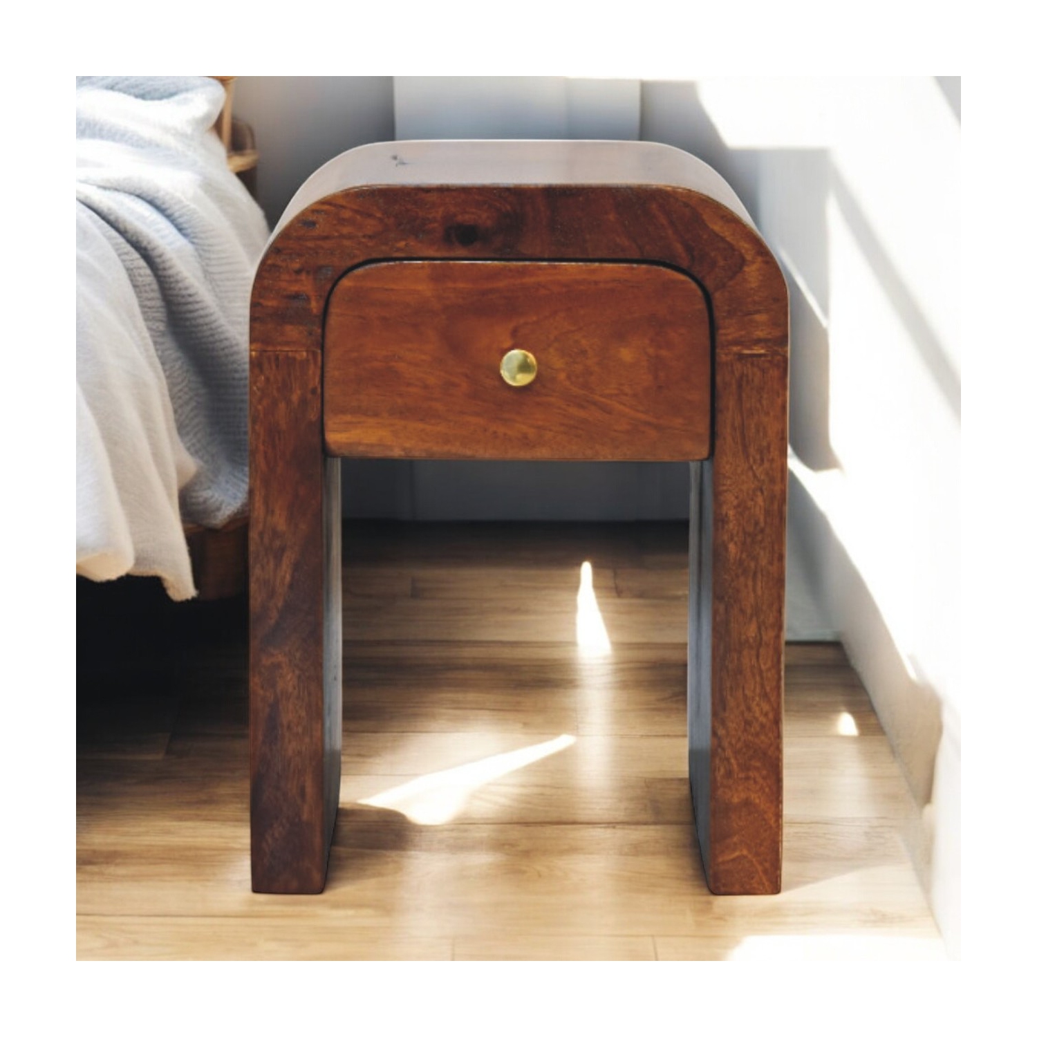 Mini table de chevet en bois massif marron foncé avec bords incurvés d'Artisan Furniture