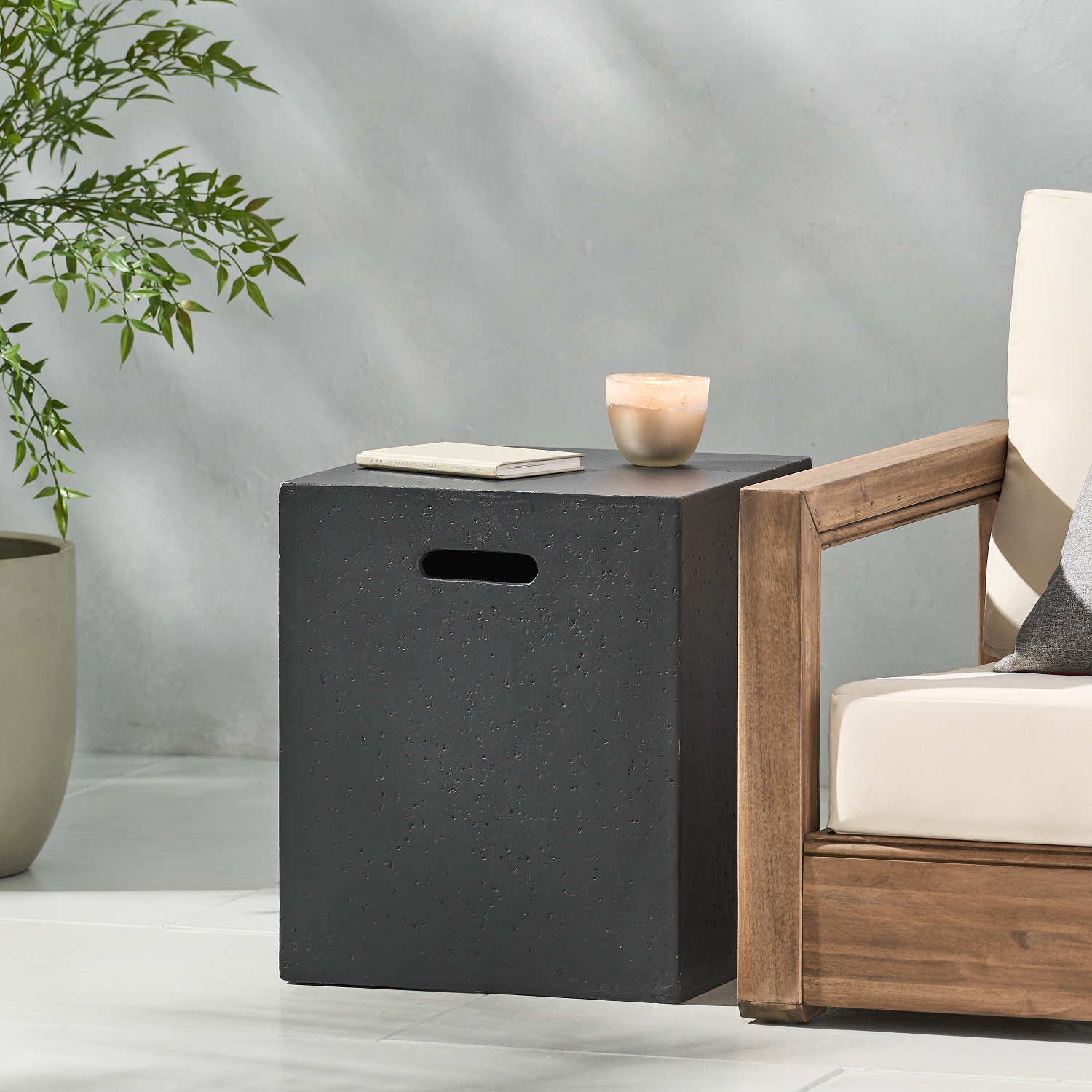 Table d'appoint moderne en béton avec porte-réservoir