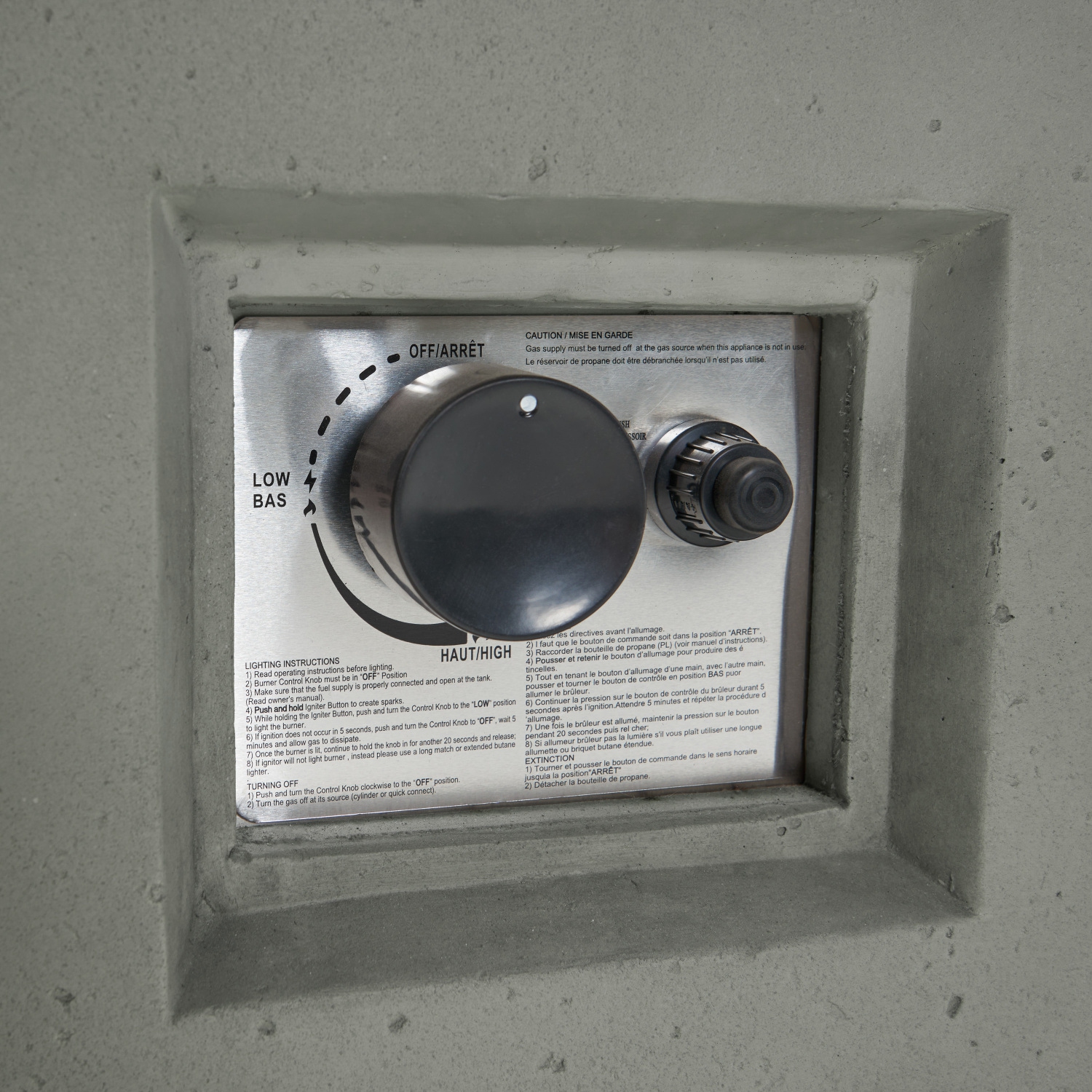 RÉSERVOIR CARRÉ 50000 BTU À L'EXTÉRIEUR