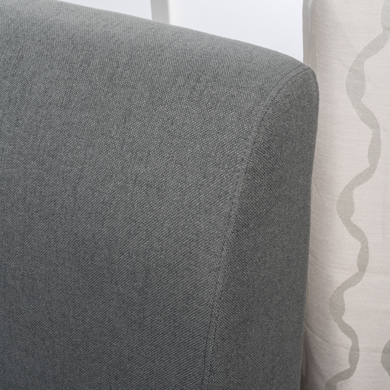 Causeuse moderne avec rangement et pattes en bois