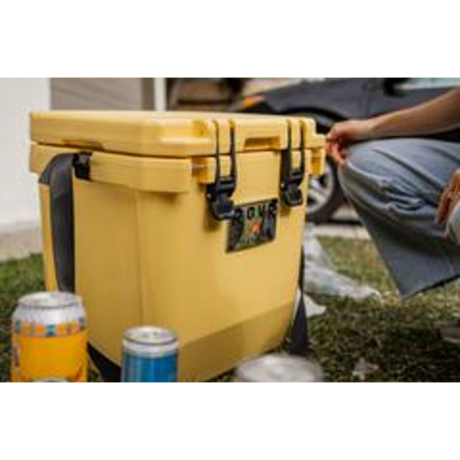 Glacière rigide de 23,7 L avec bandoulière CoolR de RovR - Côté ensoleillé