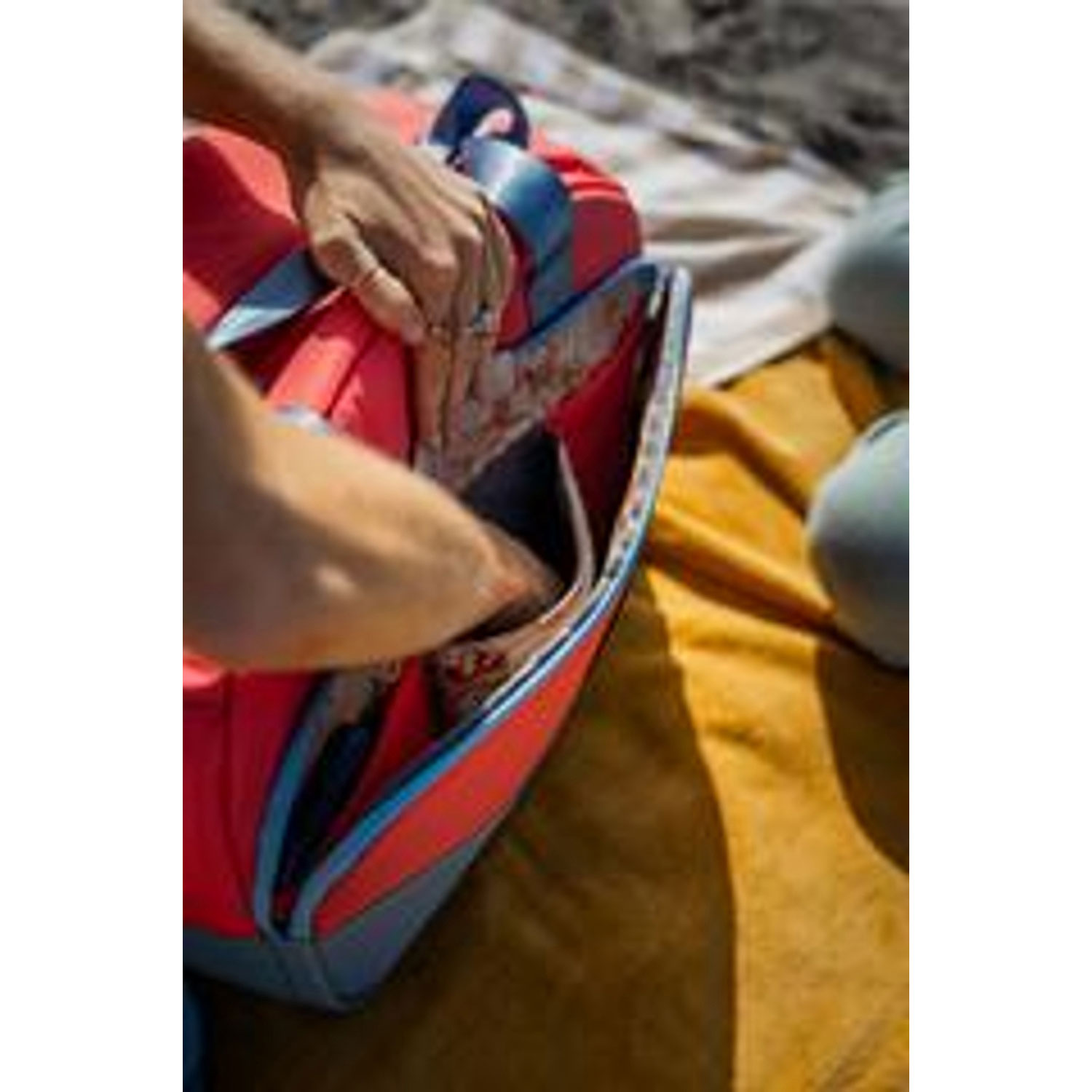 Sac-glacière à coquille souple avec bandoulière TravelR de RovR - 36 canettes - Corail