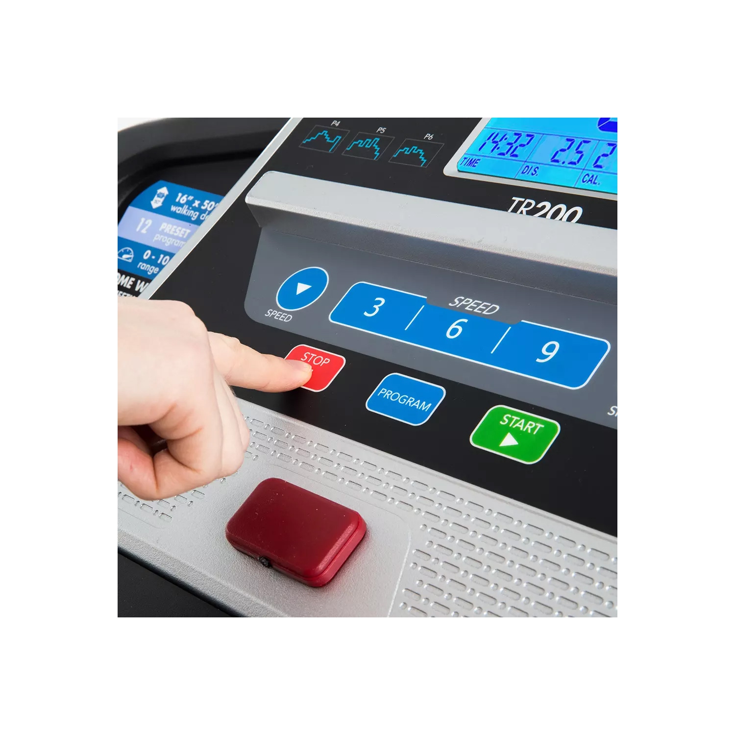 2,25 HP de tapis roulant pliable TR200 de Xterra Fitness | Surface de course de 16 x 50 po |Écran LCD de 5,5 po rétroéclairé en bleu –