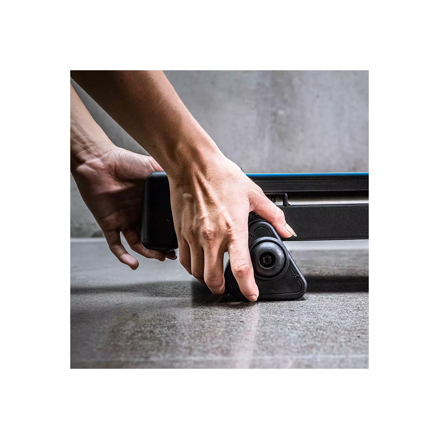 2,25 HP de tapis roulant pliable TR200 de Xterra Fitness | Surface de course de 16 x 50 po |Écran LCD de 5,5 po rétroéclairé en bleu –