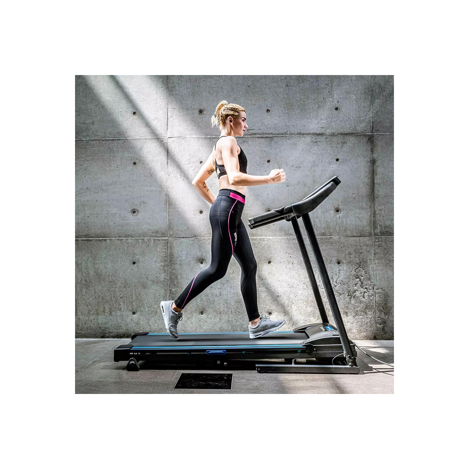 2,25 HP de tapis roulant pliable TR200 de Xterra Fitness | Surface de course de 16 x 50 po |Écran LCD de 5,5 po rétroéclairé en bleu –