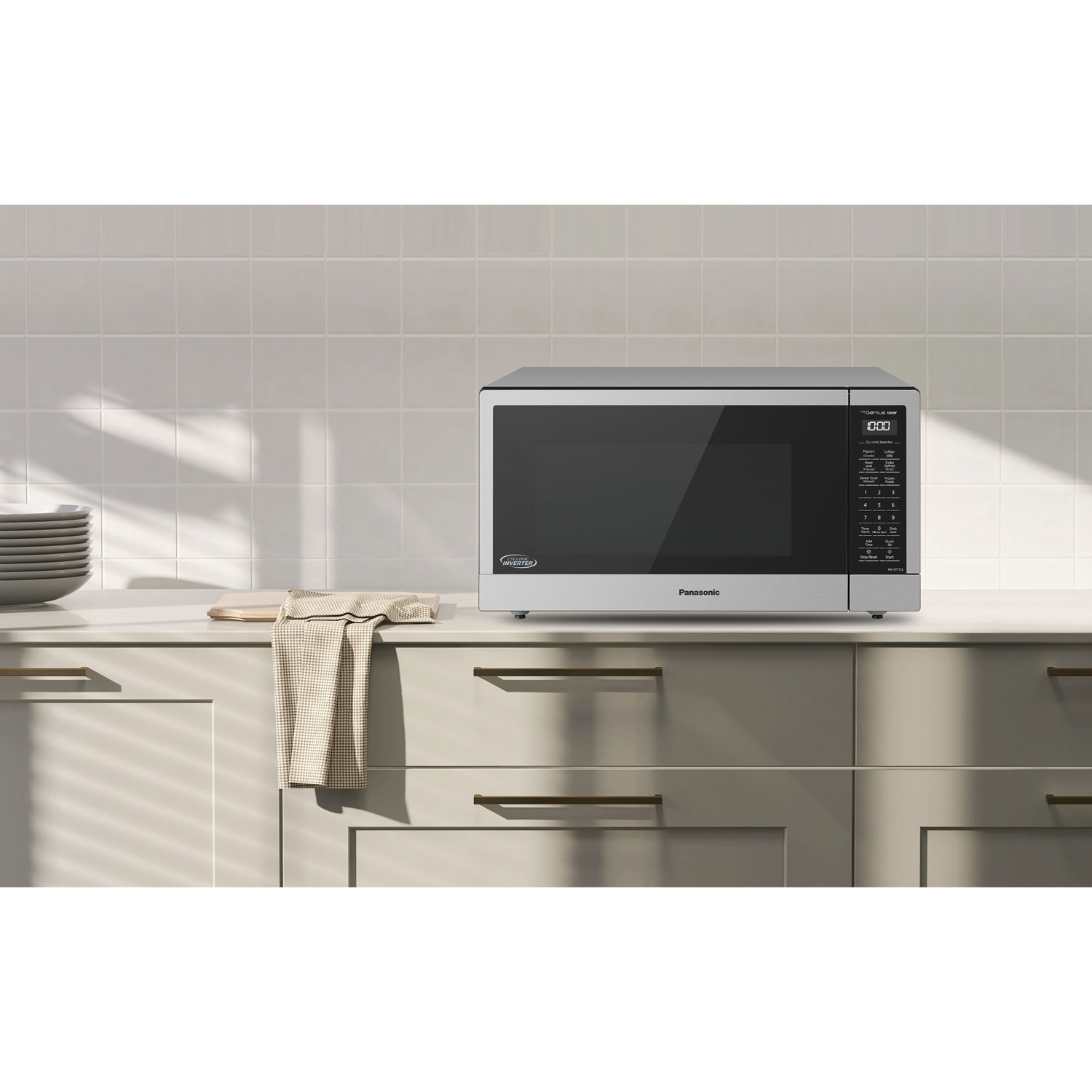 Four à micro-ondes de 1,6 pi³ de Panasonic avec Inverter et capteur Genius - Acier inoxydable/Noir