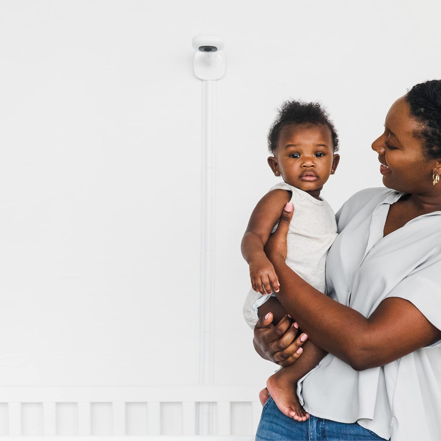 Interphone de surveillance intelligent Pro de Nanit et support mural – Caméra vidéo Wi-Fi sécurisée 1080p, détecteur de mouvements de sommeil et de