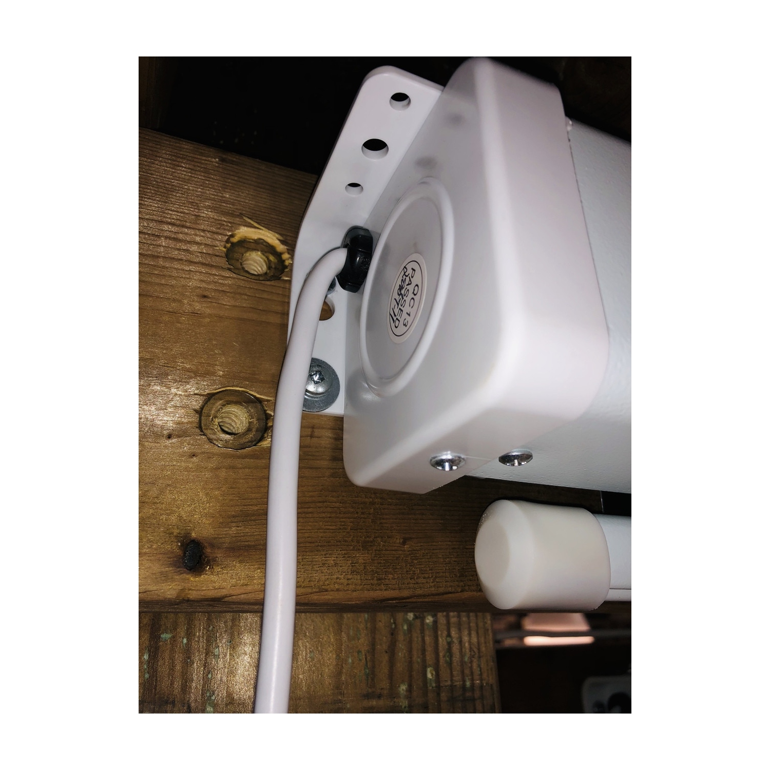 Écran de projection électrique gris mat motorisé de 100&nbsp;po – 16:9, contraste amélioré pour éclairage ambiant – installation au plafond ou au mur