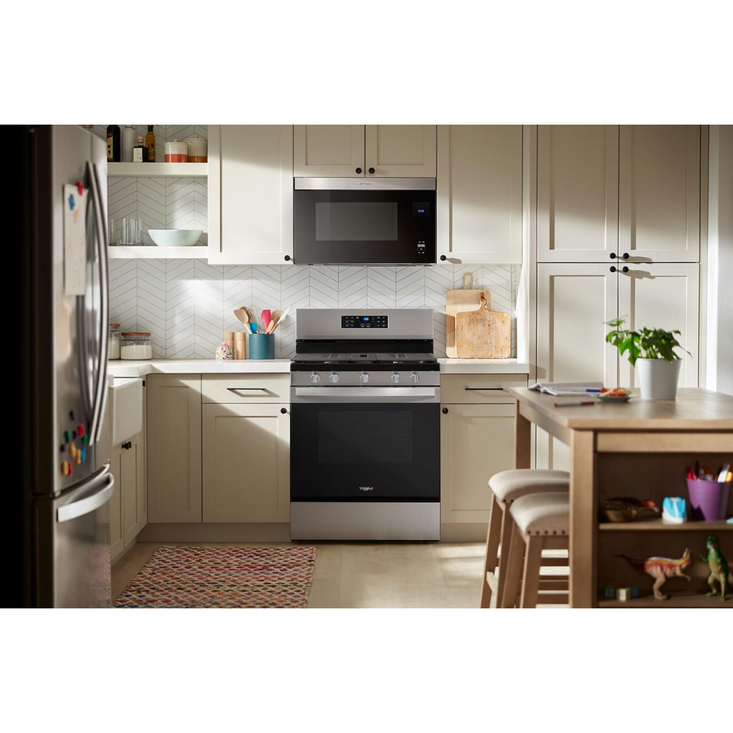 Cuisinière au gaz autonome 30 po avec 5 brûleurs, ventilateur à convection, friture à air chaud et four de 5 pi³ de Whirlpool - Noir