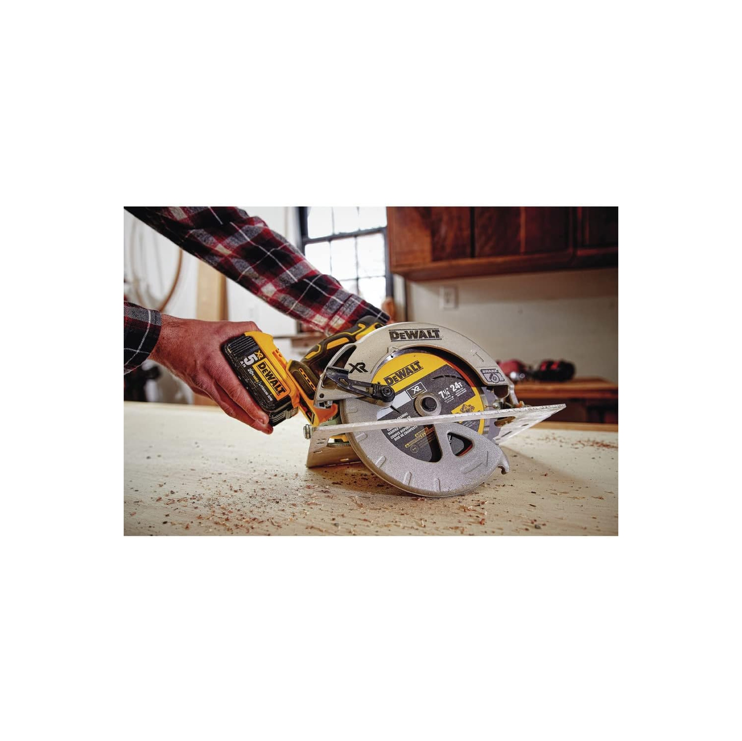 Remis à neuf – Scie circulaire sans fil au lithium-ion de 7 1/4 20&nbsp;V MAX XR de DEWALT avec batterie et chargeur 5&nbsp;Ah SEULEMENT