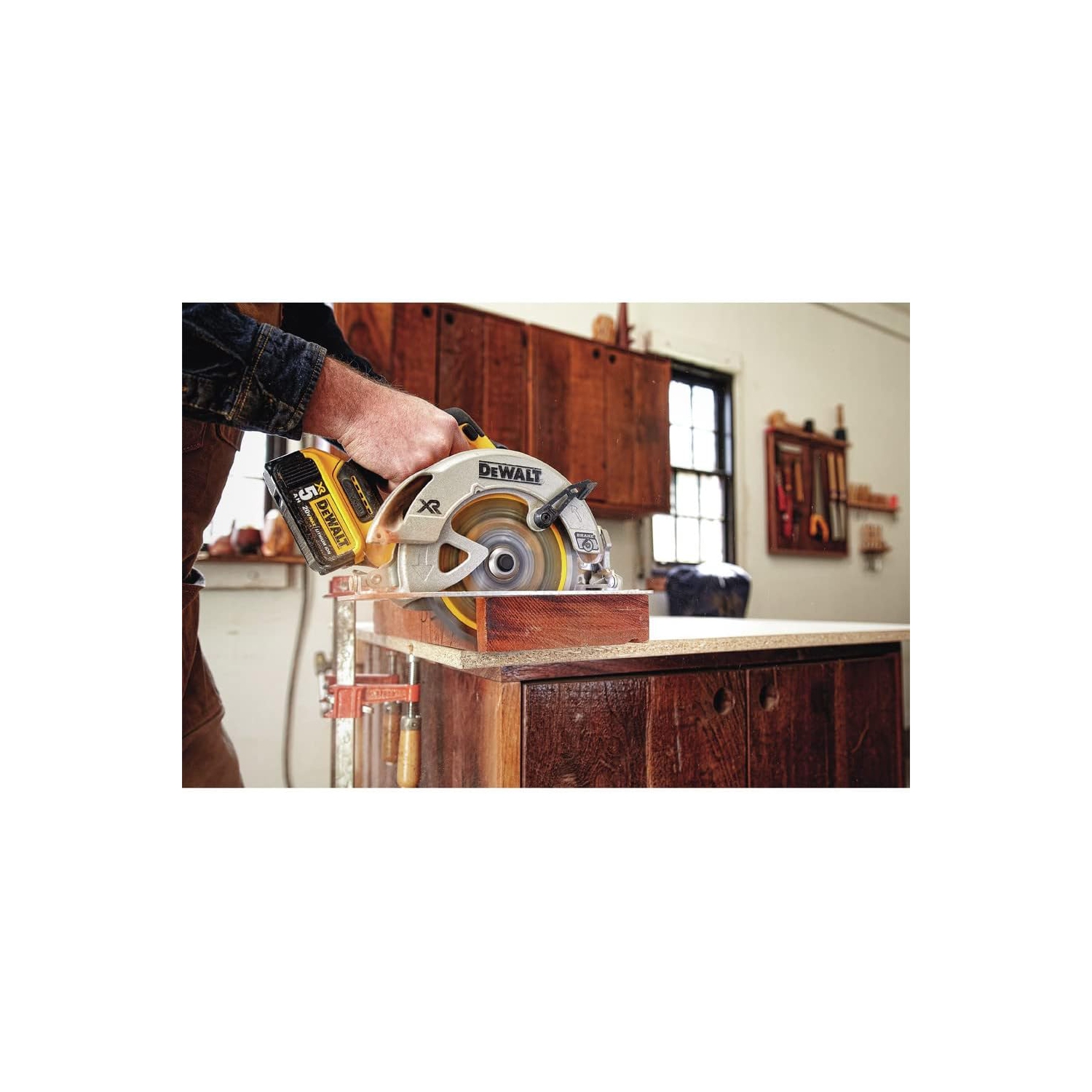 Remis à neuf – Scie circulaire sans fil au lithium-ion de 7 1/4 20&nbsp;V MAX XR de DEWALT avec batterie et chargeur 5&nbsp;Ah SEULEMENT