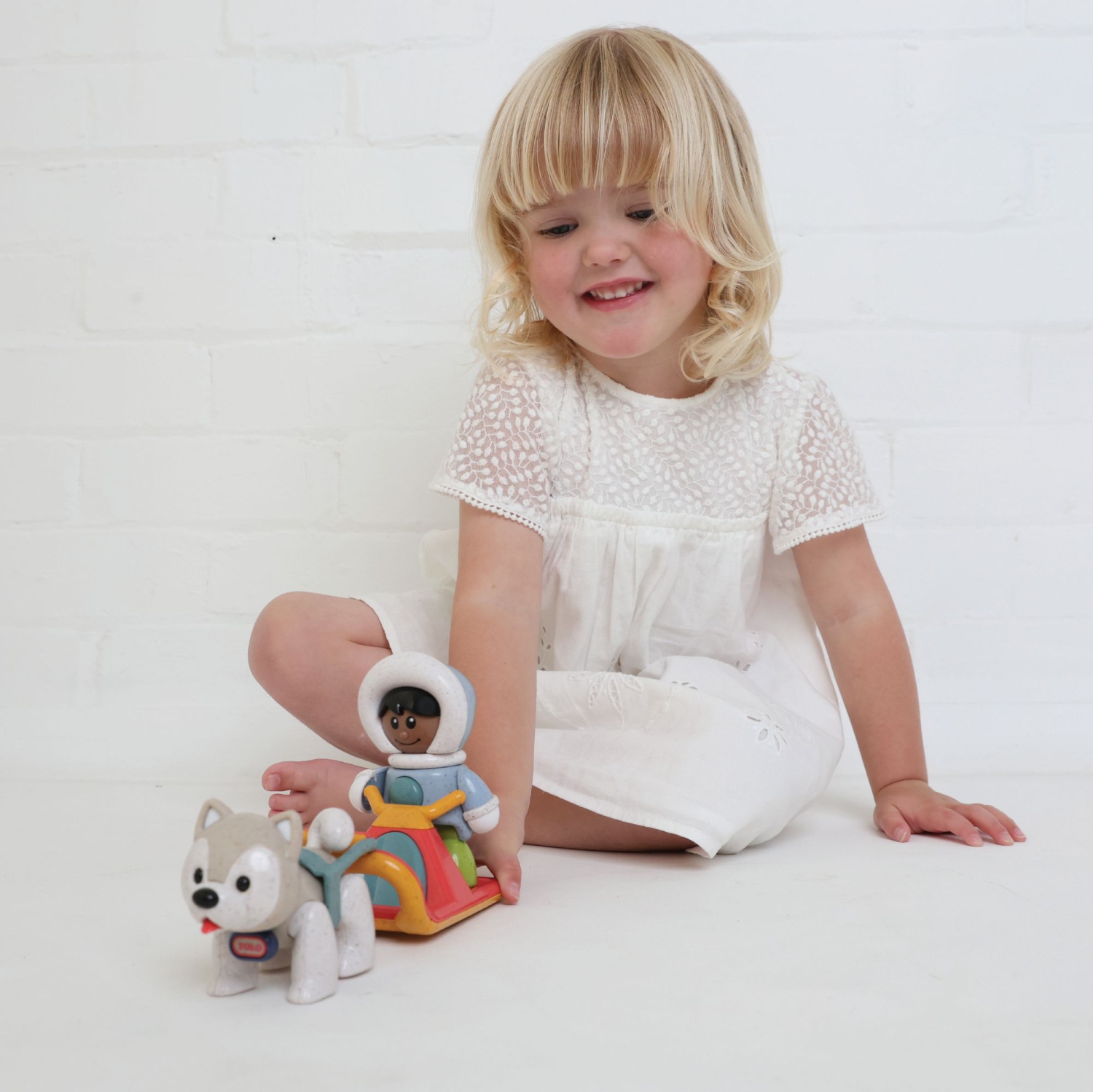 Ensemble traîneau à jouets articulés First Friends de Tolo Baby - Garçon polaire et Husky