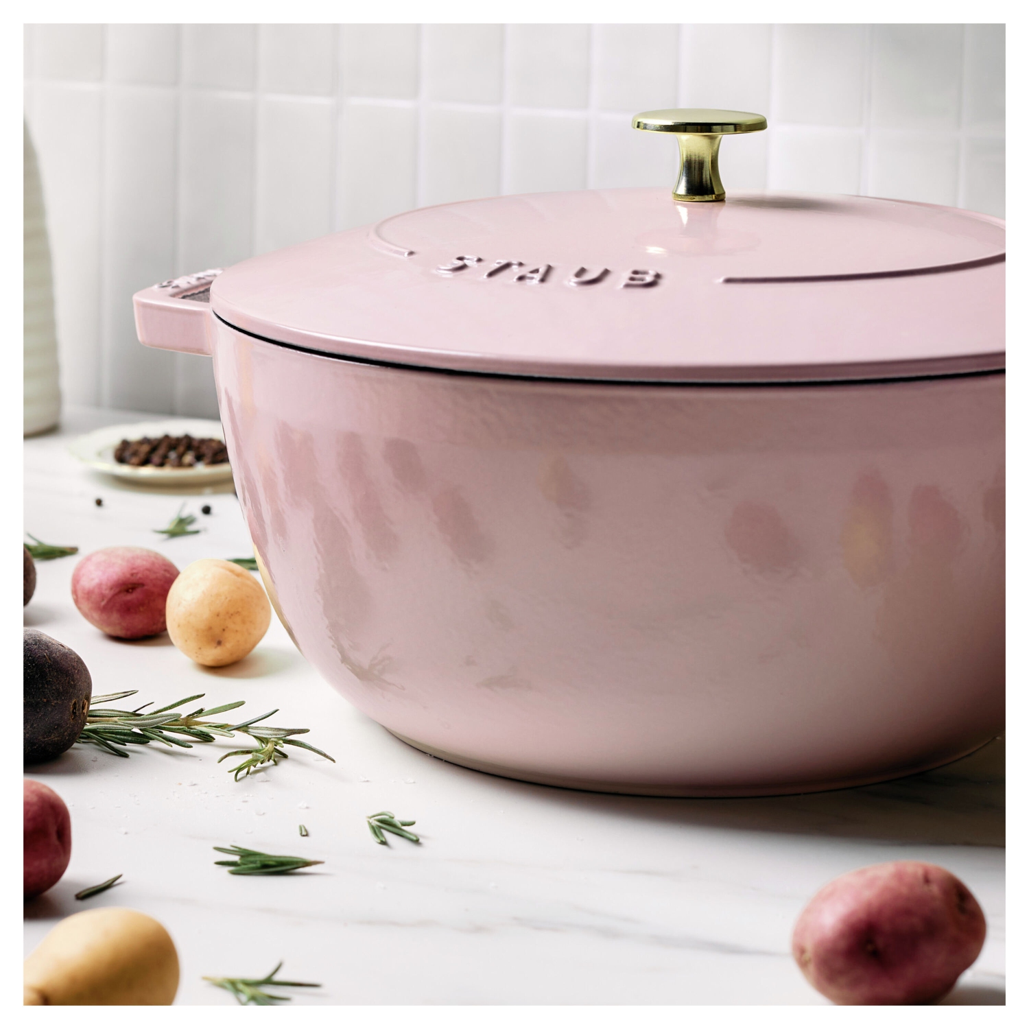 Four français rond en fonte La Cocotte 4,8&nbsp;L de STAUB, rose sorbet