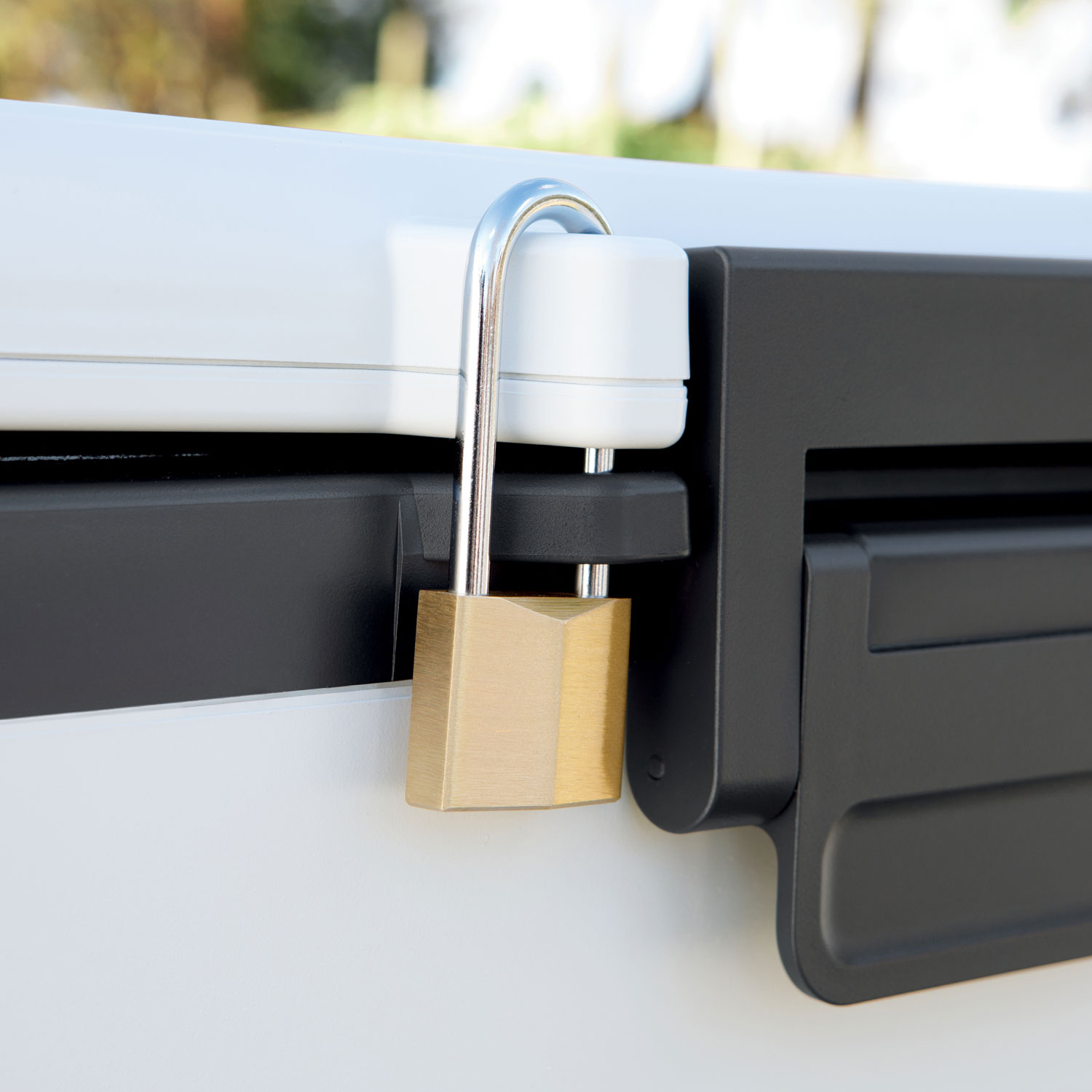 Ninja FrostVault Wheeled Cooler with Dry Zone - 29L - Cloud White