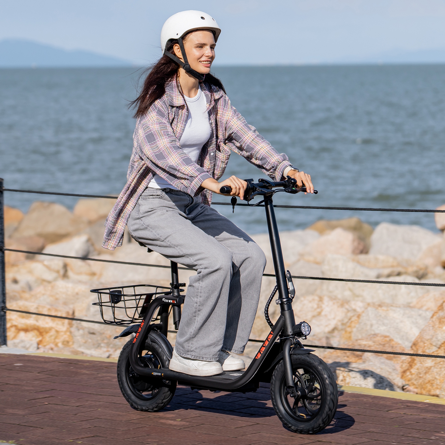 Trottinette électrique pliable Commuter 5E WHEEL avec siège et panier – Autonomie de 20&nbsp;km, moteur 500&nbsp;W, pneus pneumatiques de 12&nbsp;po,