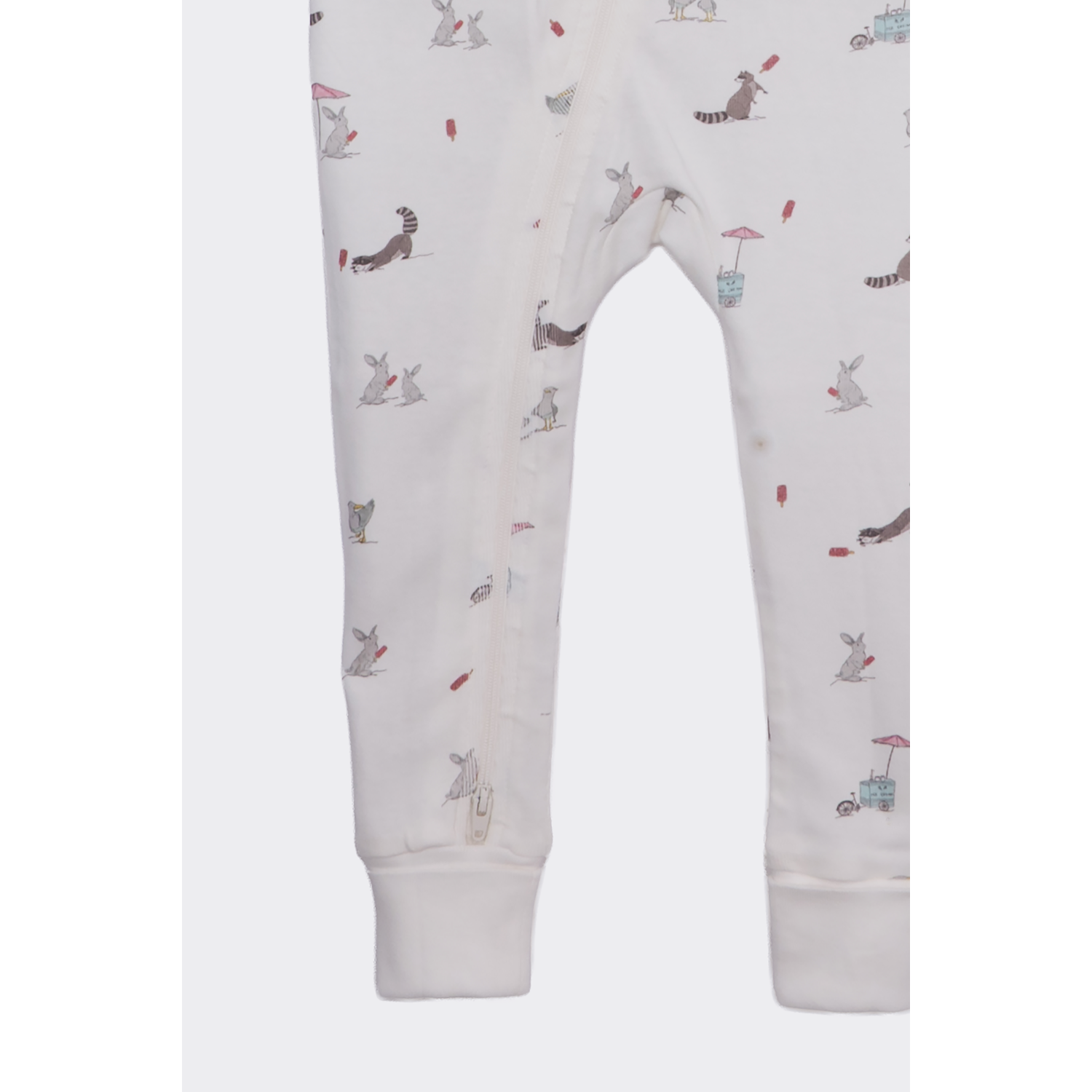 Le jouet en coton biologique haut de gamme Racoon Play and Grow Rib Foot Zippy d'Elk Baby