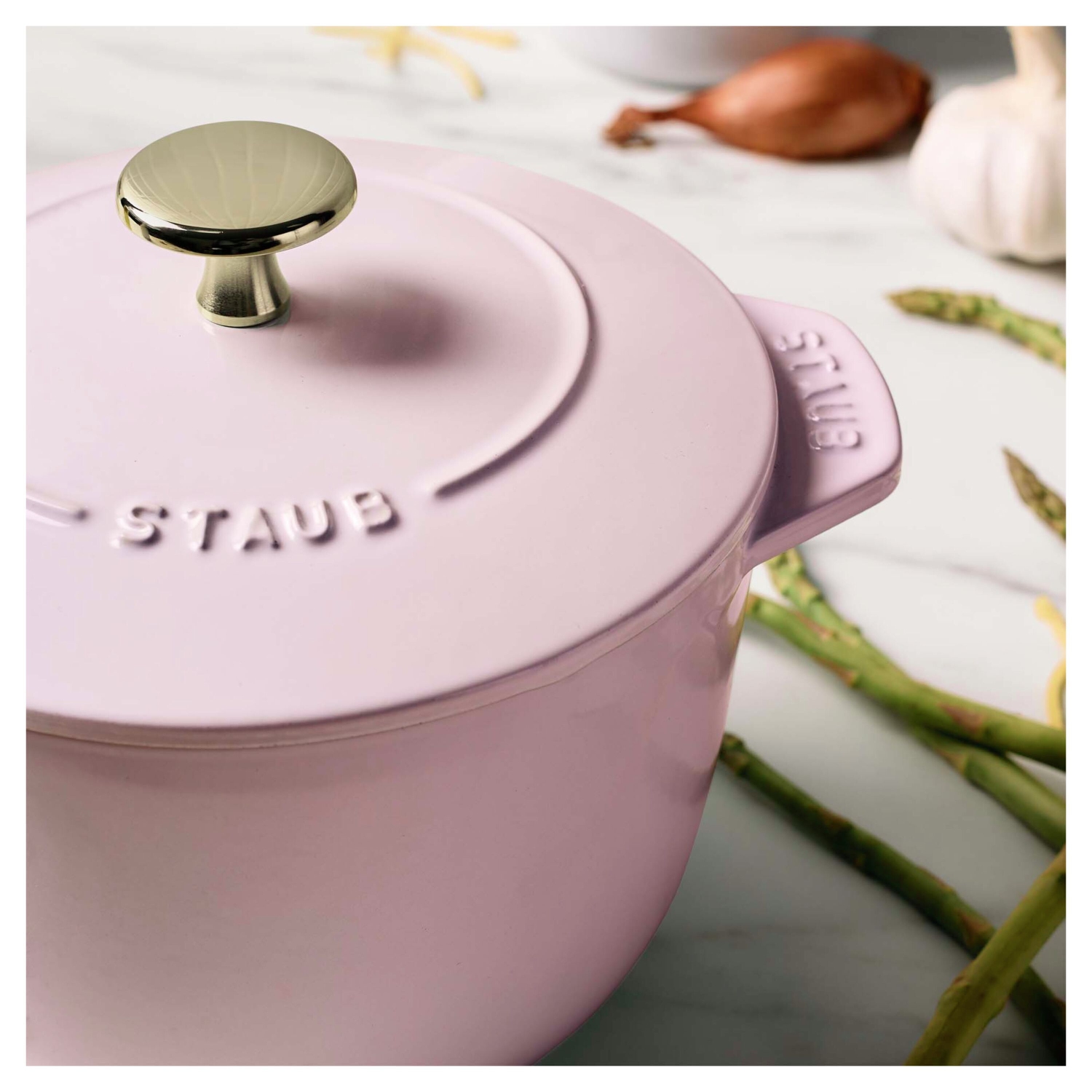 Cocotte à riz ronde en fonte La Cocotte 1,75&nbsp;L DE STAUB, rose sorbet
