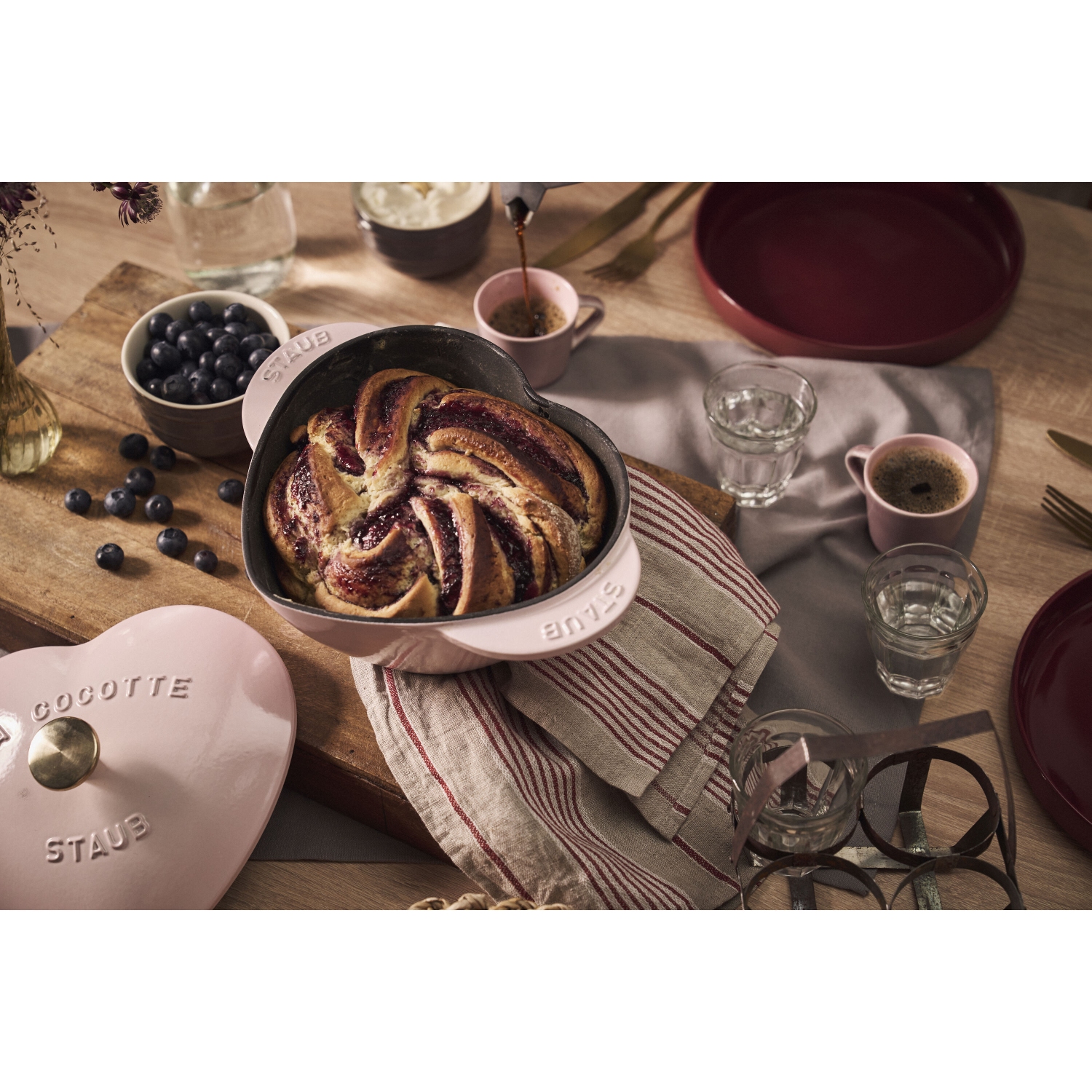 Cocotte en fonte 1,75 L en forme de coeur STAUB La Cocotte, rose sorbet