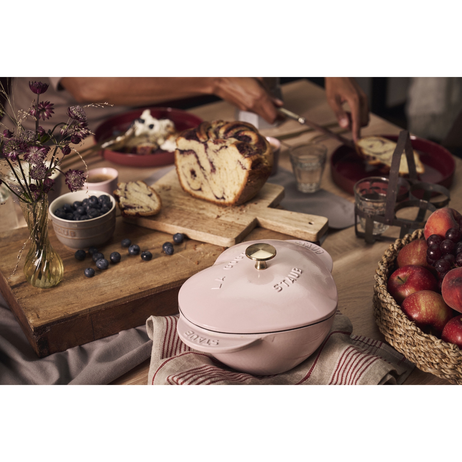 Cocotte en fonte 1,75 L en forme de coeur STAUB La Cocotte, rose sorbet