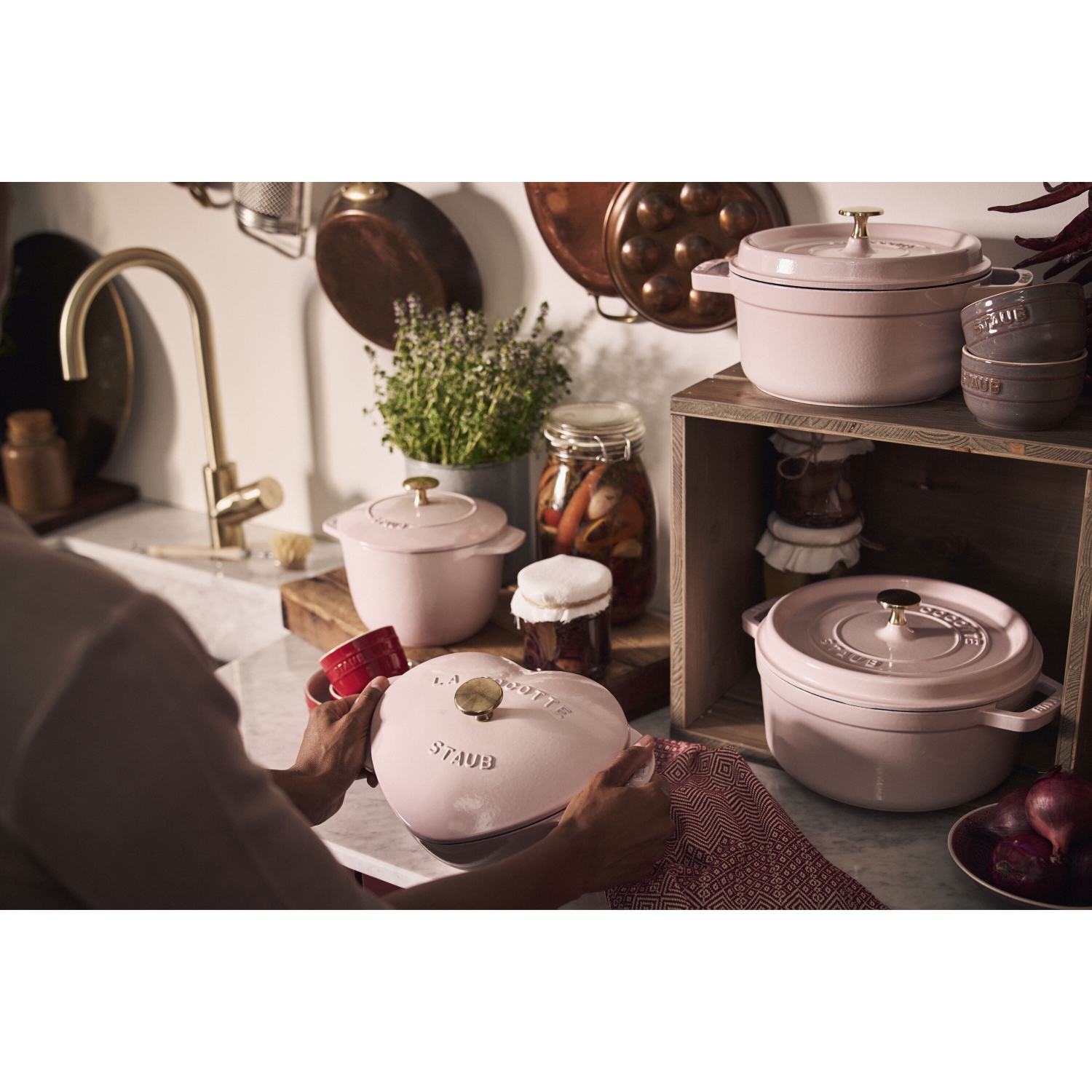 Cocotte en fonte 1,75 L en forme de coeur STAUB La Cocotte, rose sorbet