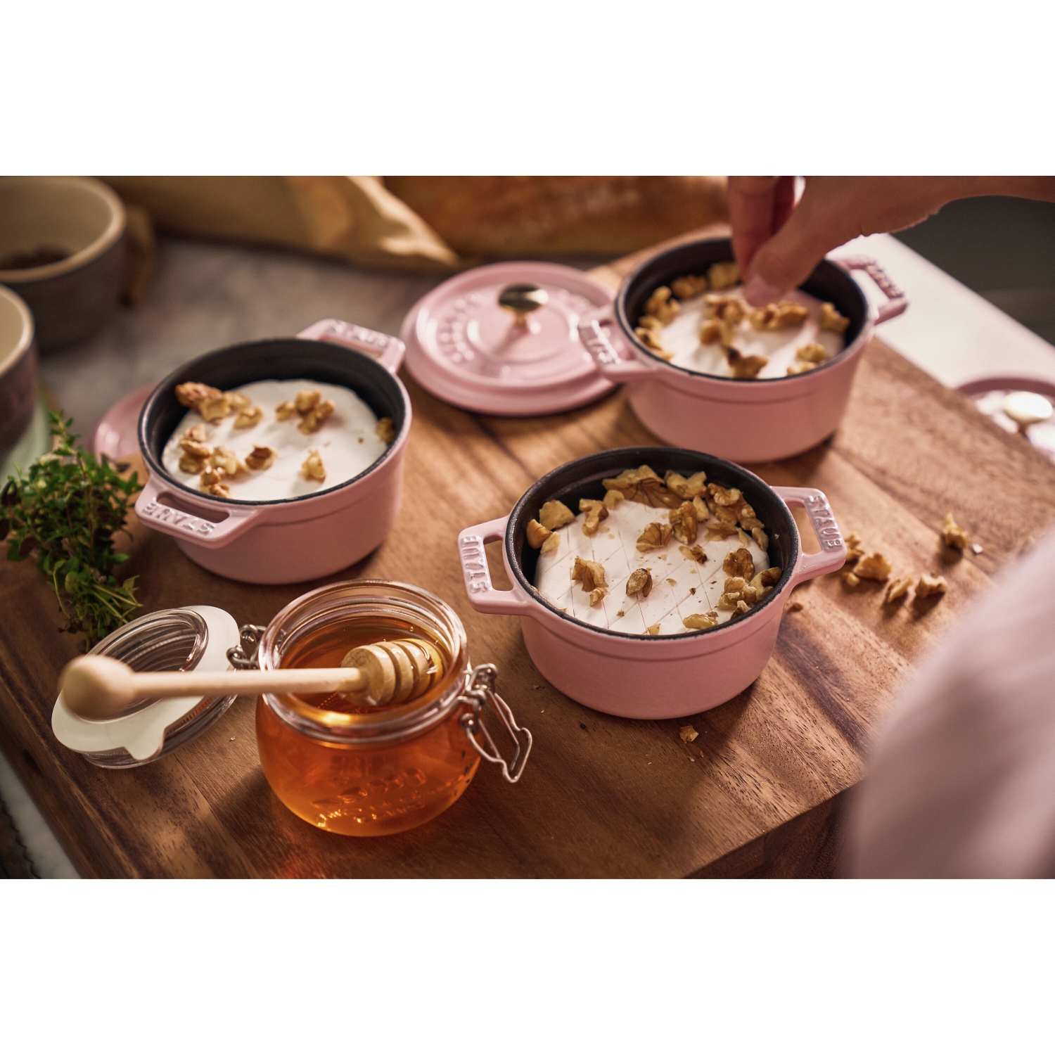 Mini cocotte ronde en fonte La Cocotte 250&nbsp;ml DE STAUB, rose sorbet