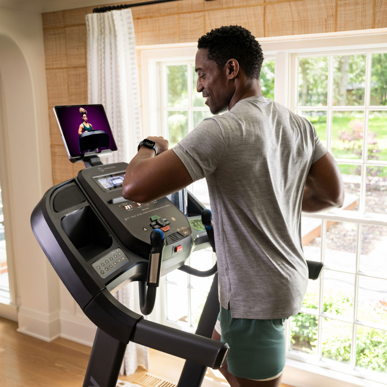 Tapis roulant repliable 7.0AT d'Horizon Fitness - Abonnement gratuit de 2 mois à JRNY*