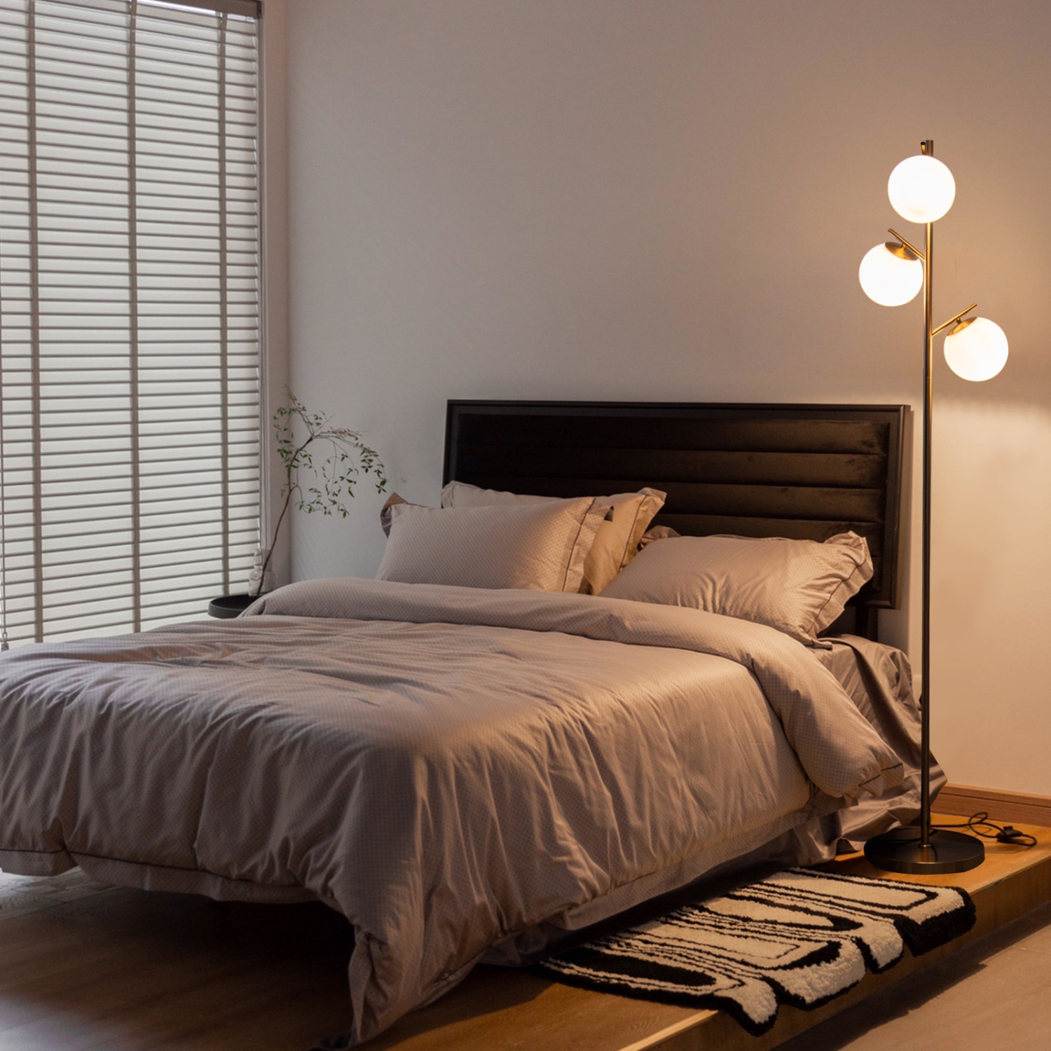 Lampadaire à 3 globes avec interrupteur à pied et bases d'ampoules pour le salon