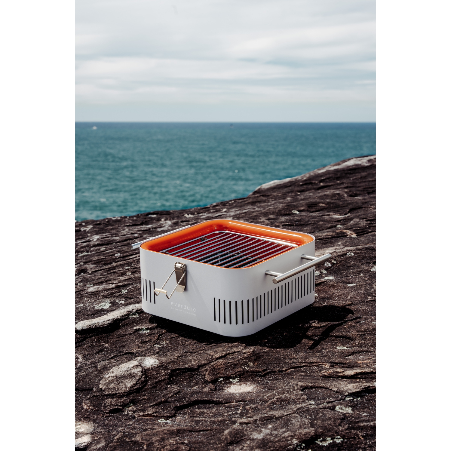 Everdure Charcoal Cube – convenient, portable BBQ