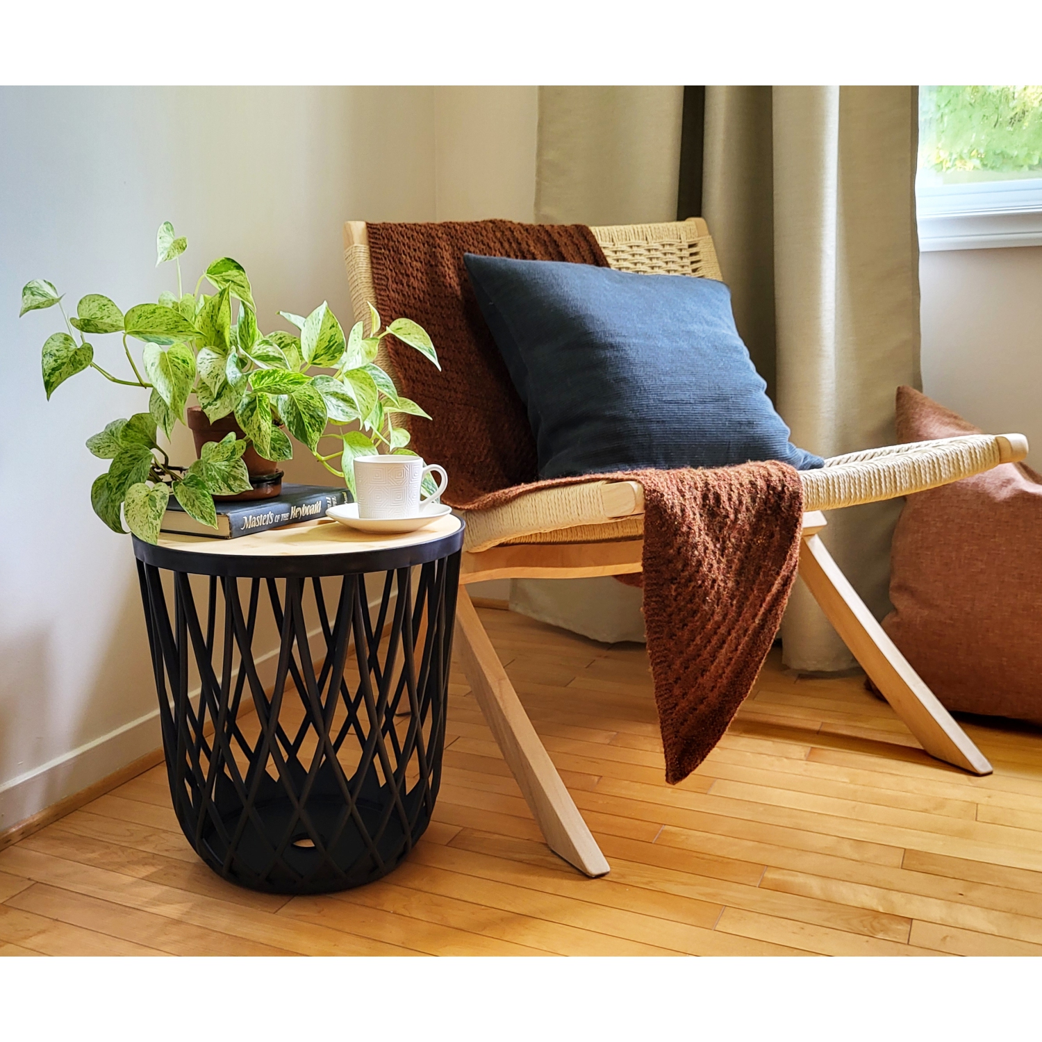 Table avec panier de rangement Timballa de PRISP - Table basse ronde, table d'appoint, table de bout avec couvercle en bambou, pour le salon, la