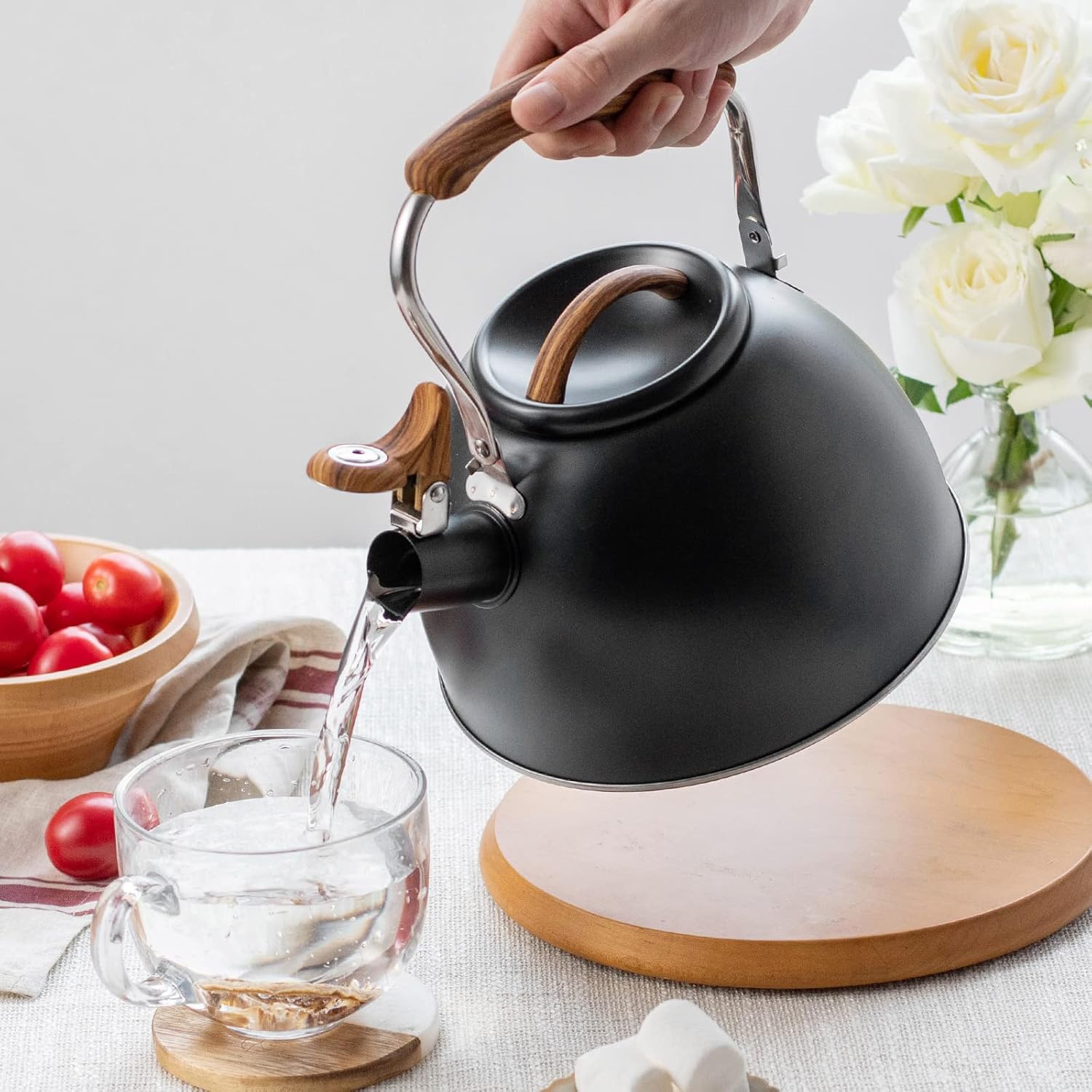 Convient aux cuisinières à induction, au gaz et en céramique. Bouilloire sifflante à grande capacité de 3&nbsp;L pour préparer du café ou du lait.