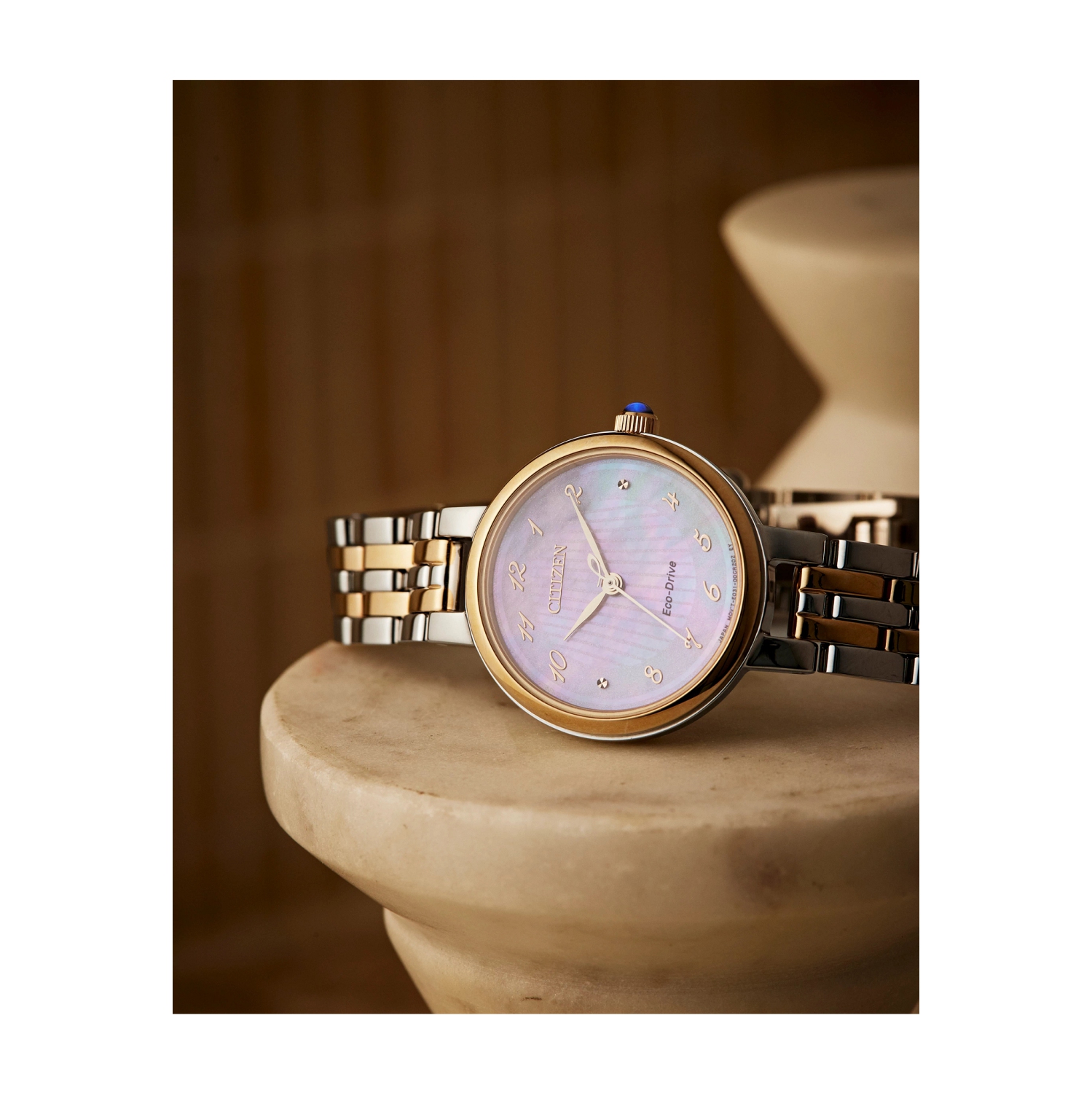 Montre pour femmes Eco-Drive 27,7 mm de Citizen avec boîtier et bracelet en inox bicolore et cadran blanc