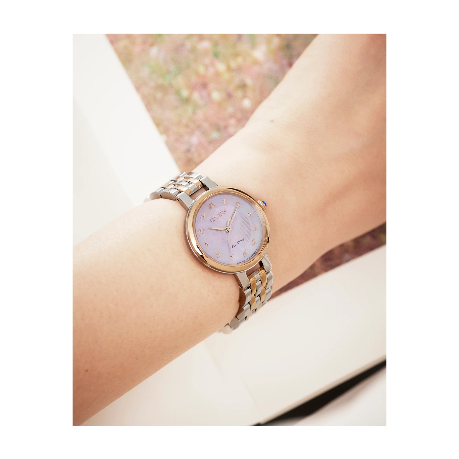 Montre pour femmes Eco-Drive 27,7 mm de Citizen avec boîtier et bracelet en inox bicolore et cadran blanc