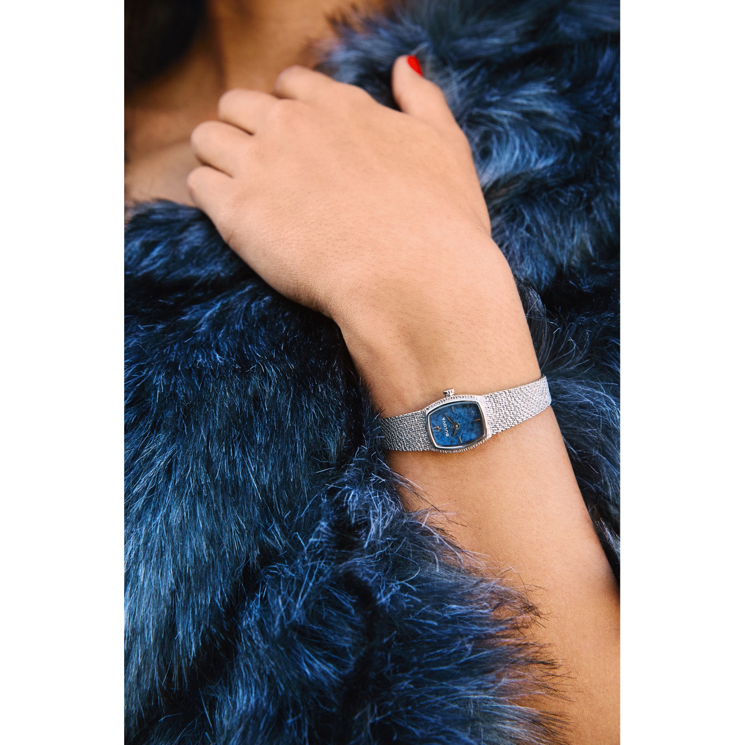 Montre à quartz pour femmes 17 mm de Bulova avec boîtier et bracelet en acier inoxydable argenté et cadran bicarbonate de soude bleue
