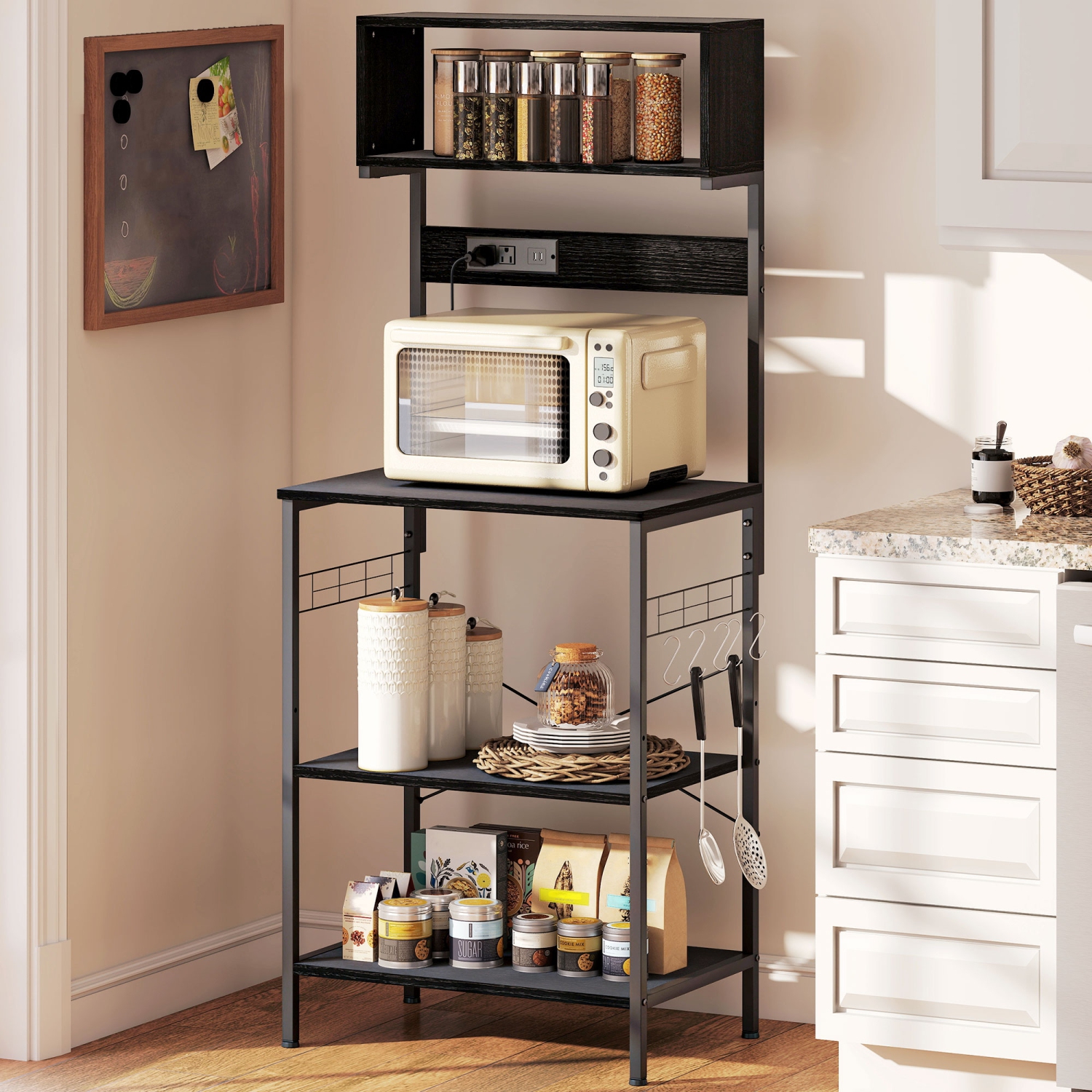 Support de cuisine de HOMCOM avec prise de courant, chargeur USB, support pour micro-ondes, bar à café avec tablettes réglables, 5 crochets pour