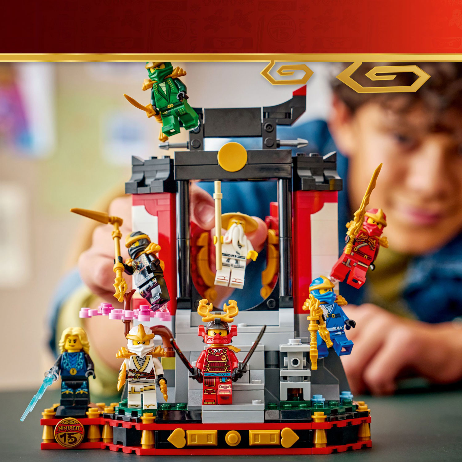 LEGO Ninjago : Le socle d'exposition de personnages ninjas - 15e anniversaire - 447 pièces