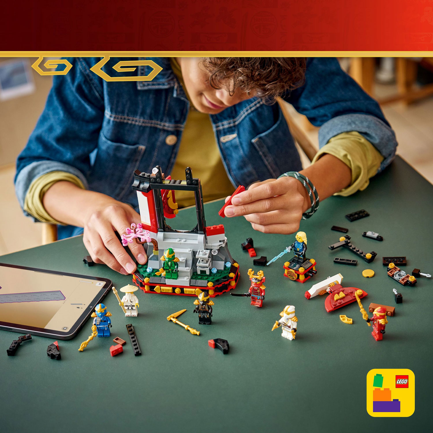 LEGO Ninjago : Le socle d'exposition de personnages ninjas - 15e anniversaire - 447 pièces