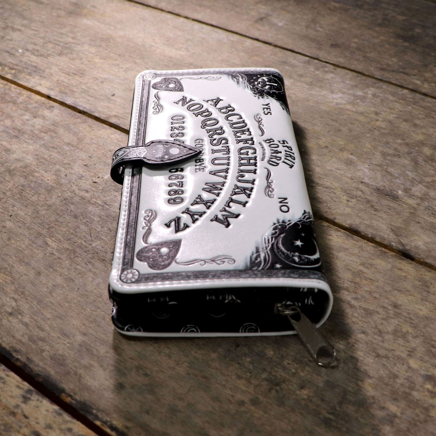 Porte-monnaie à relief avec planche à esprit de Nemesis Now - Blanc