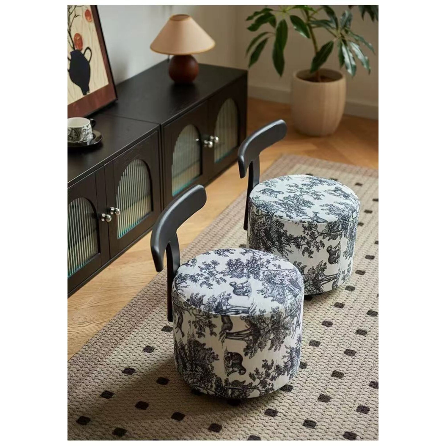 Tabouret de coiffeuse rond moderne rembourré avec dossier en T, tissu à imprimé animal rétro et roulettes pivotantes à 360° – Noir et blanc
