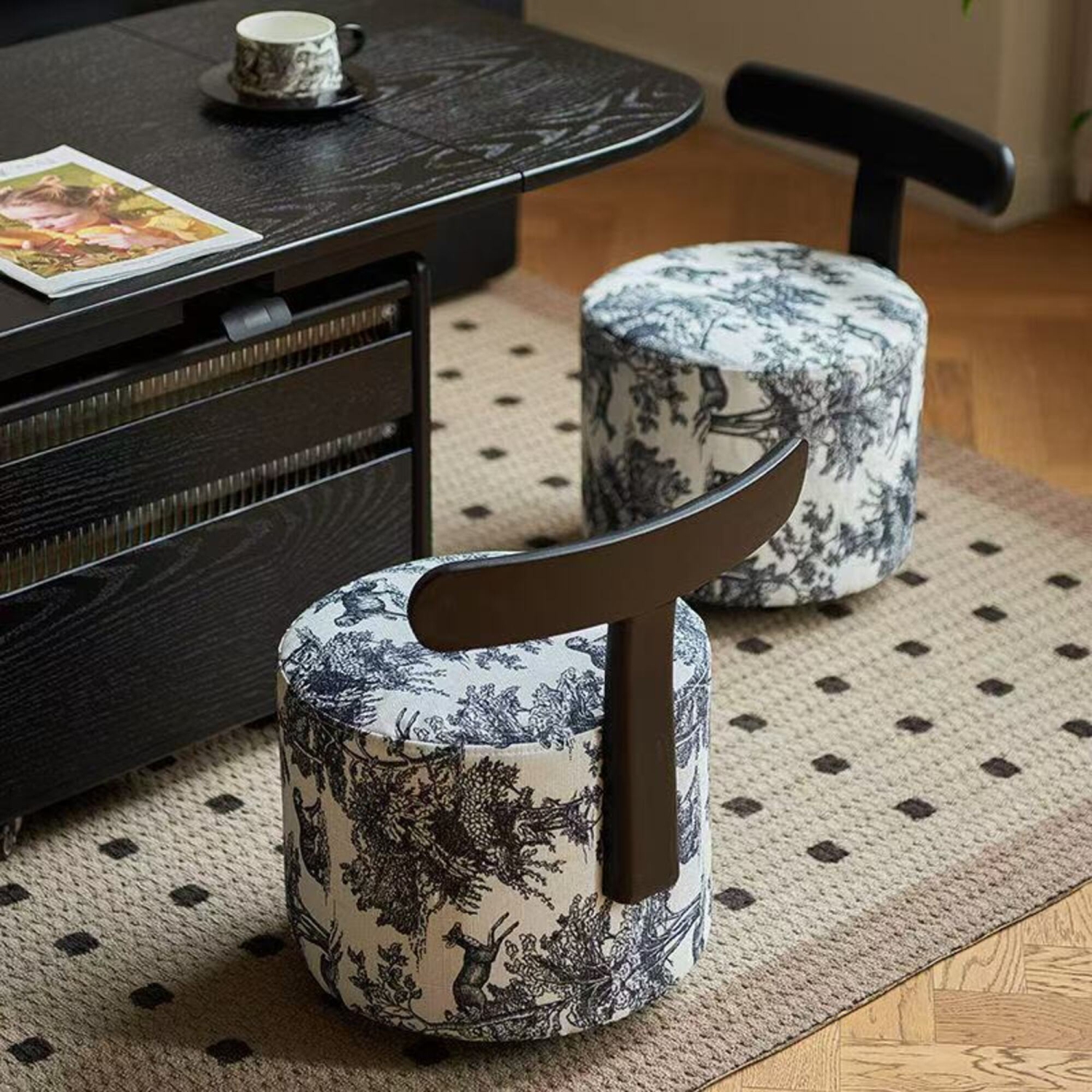 Tabouret de coiffeuse rond moderne rembourré avec dossier en T, tissu à imprimé animal rétro et roulettes pivotantes à 360° – Noir et blanc