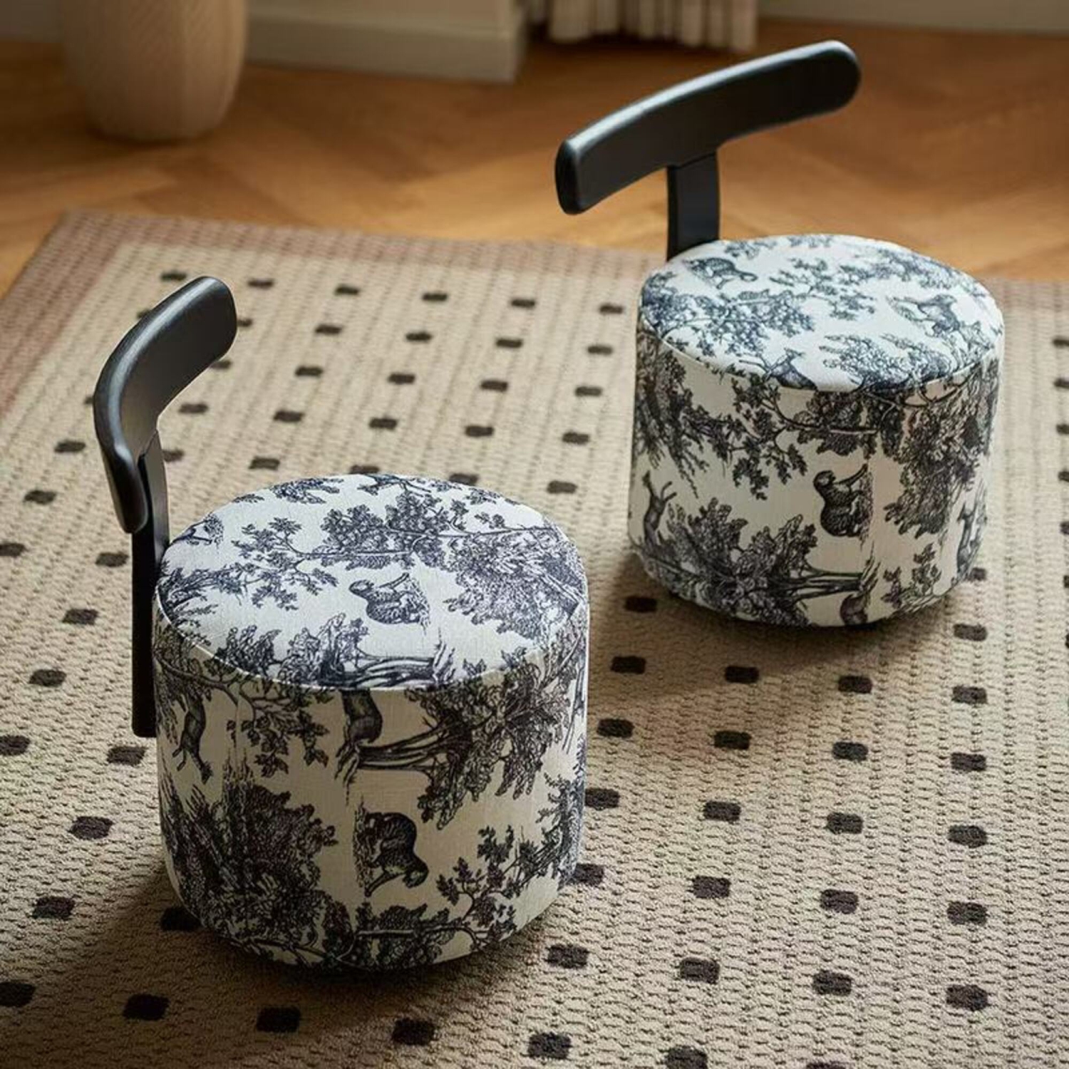 Tabouret de coiffeuse rond moderne rembourré avec dossier en T, tissu à imprimé animal rétro et roulettes pivotantes à 360° – Noir et blanc