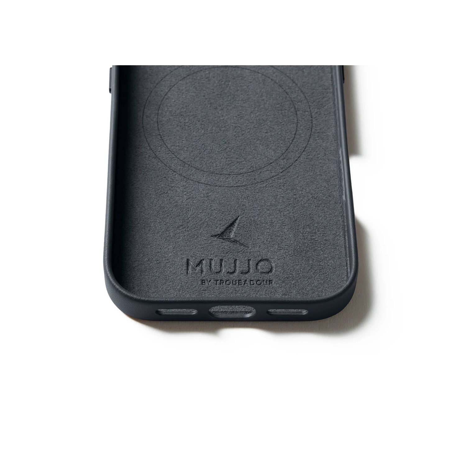 Mujjo Full Leather Case for iPhone 17