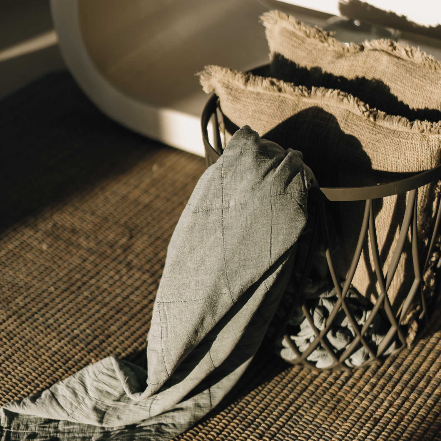 PRISP Timballa Storage Basket Table - Round Coffee Table, Side Table, End Table with Bamboo Lid, for Living Room, Bedroom, Patio & Balcony Decor