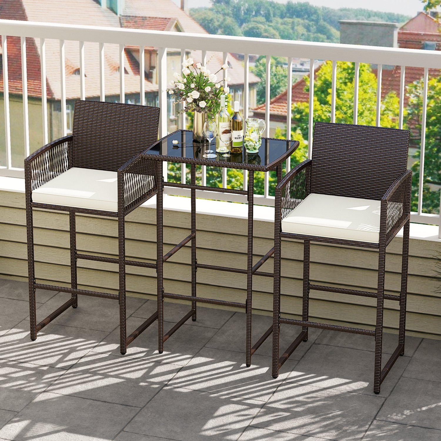 Ensemble de bar de patio en osier avec table et chaises à accoudoirs 3 PCS de Costway avec 2 coussins et table en verre