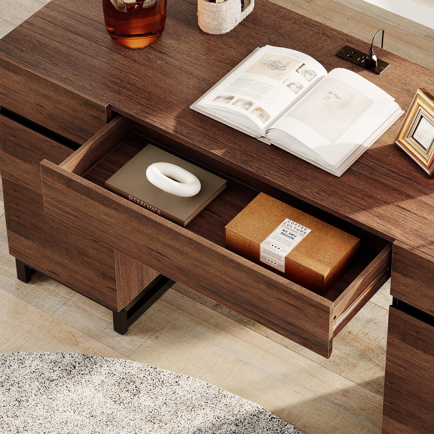 Bureau de direction avec tiroirs et station de recharge WAMPAT 59&nbsp;po, bureau d'ordinateur moderne avec classeur de rangement, table de travail