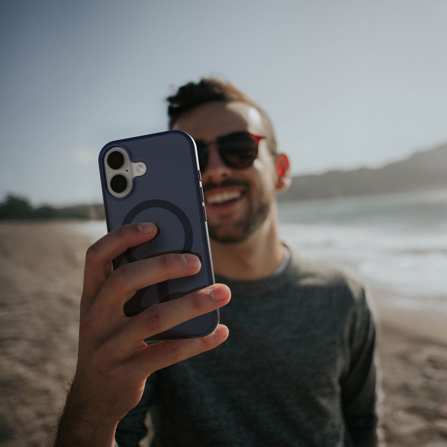 Étui rigide ajusté mince d'Incase Designs avec MagSafe pour iPhone 17 - Bleu foncé cosmique