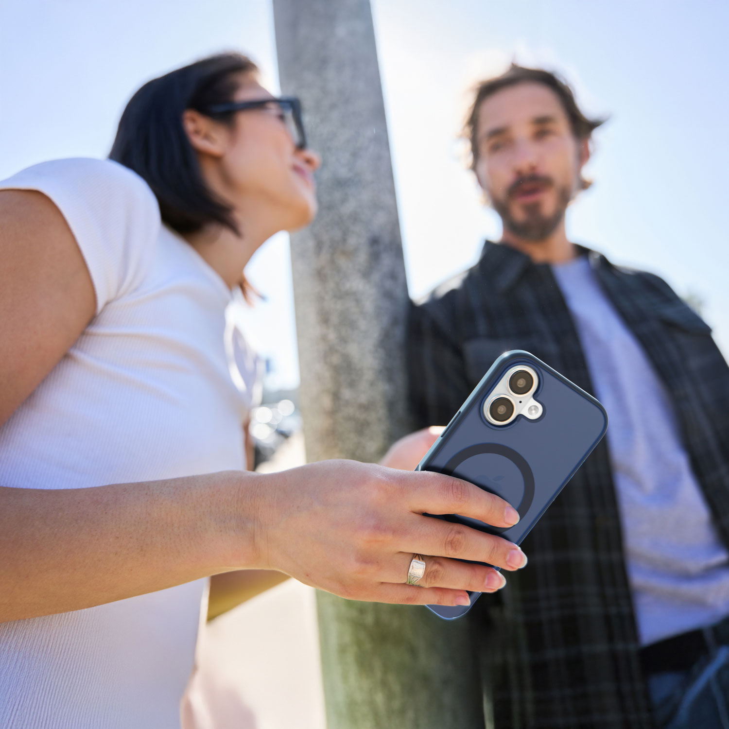 Étui rigide ajusté mince d'Incase Designs avec MagSafe pour iPhone 17 - Bleu foncé cosmique