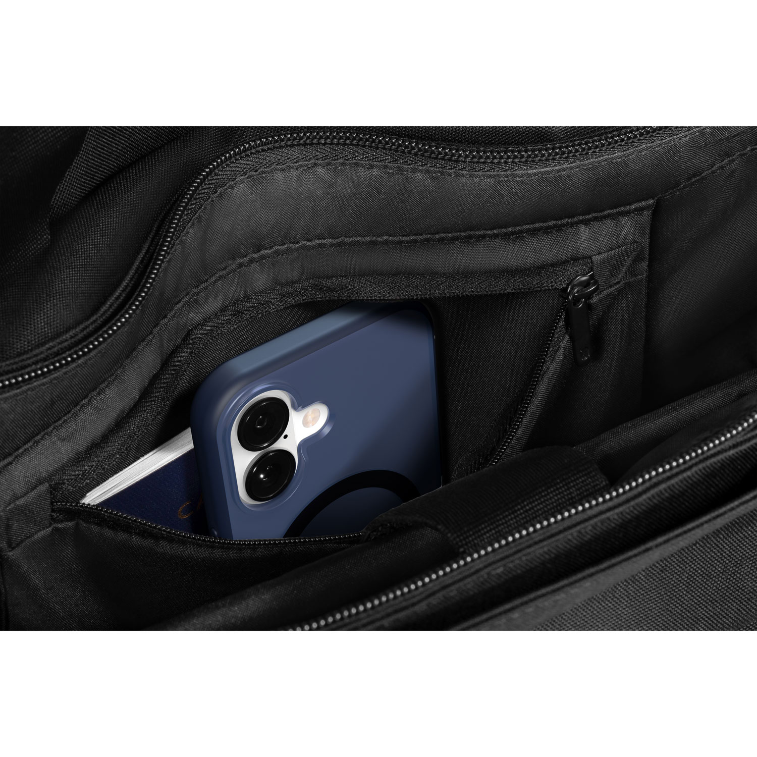 Étui rigide ajusté mince d'Incase Designs avec MagSafe pour iPhone 17 - Bleu foncé cosmique