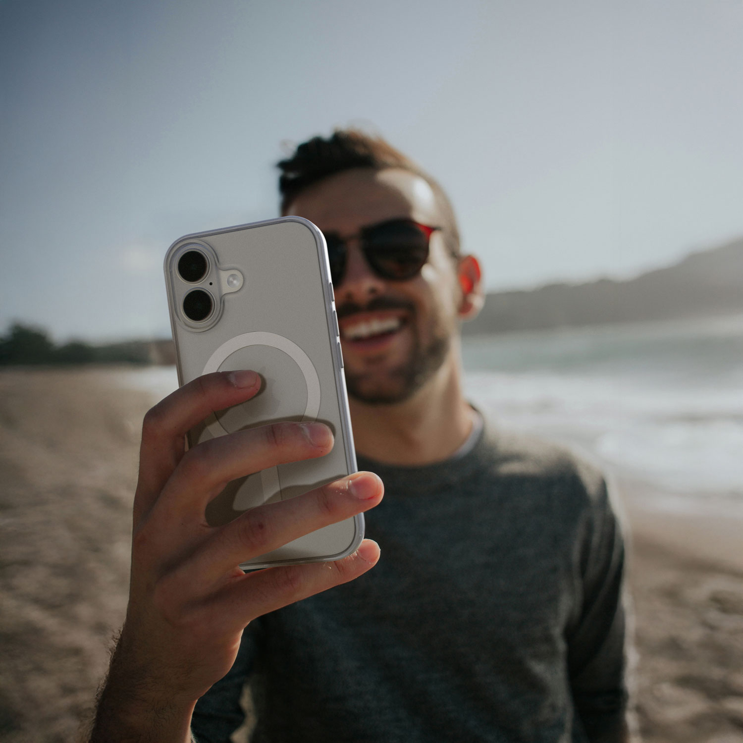 Étui rigide ajusté mince d'Incase Designs avec MagSafe pour iPhone 17 - Transparent