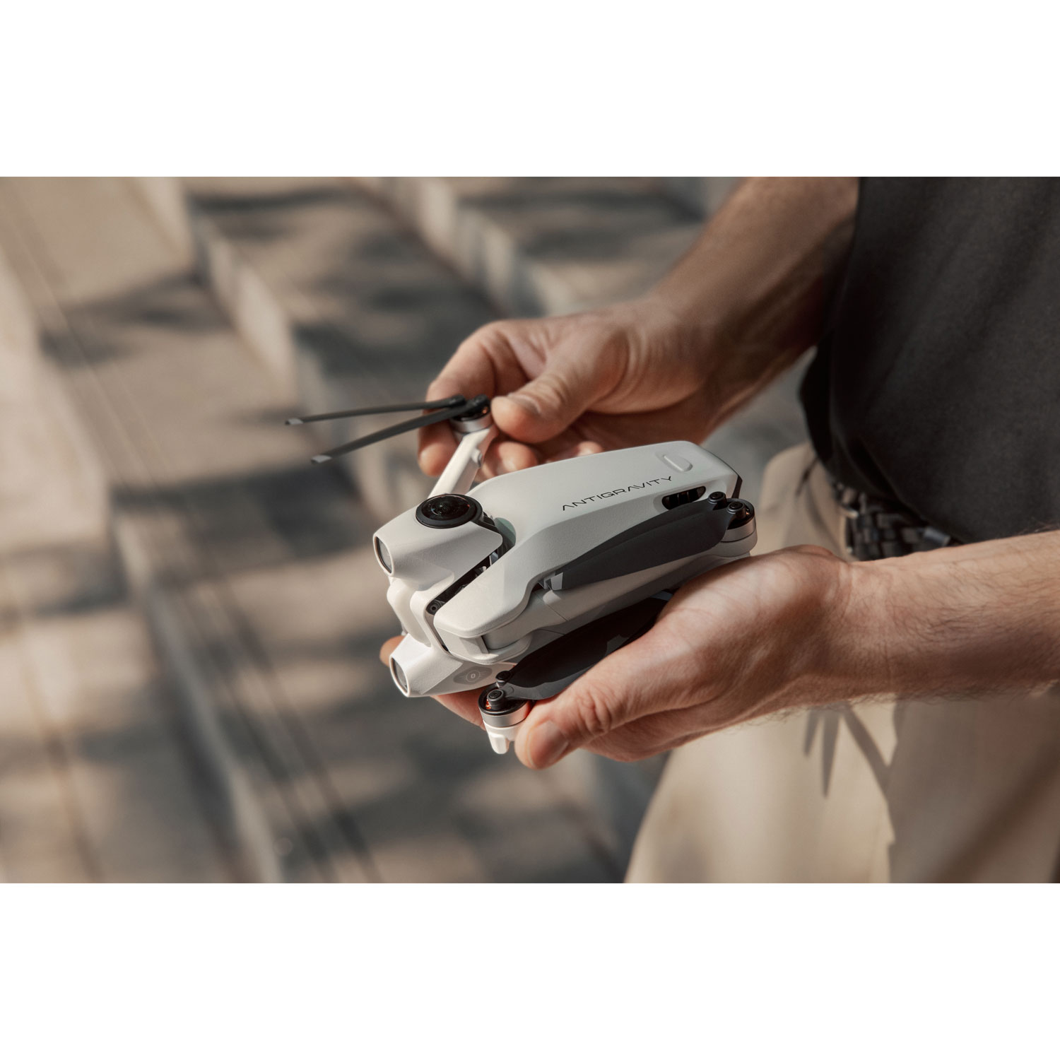 Ensemble avec quadricoptère A1 Explorer d'Antigravity avec caméra et manette - Prêt à voler - Gris