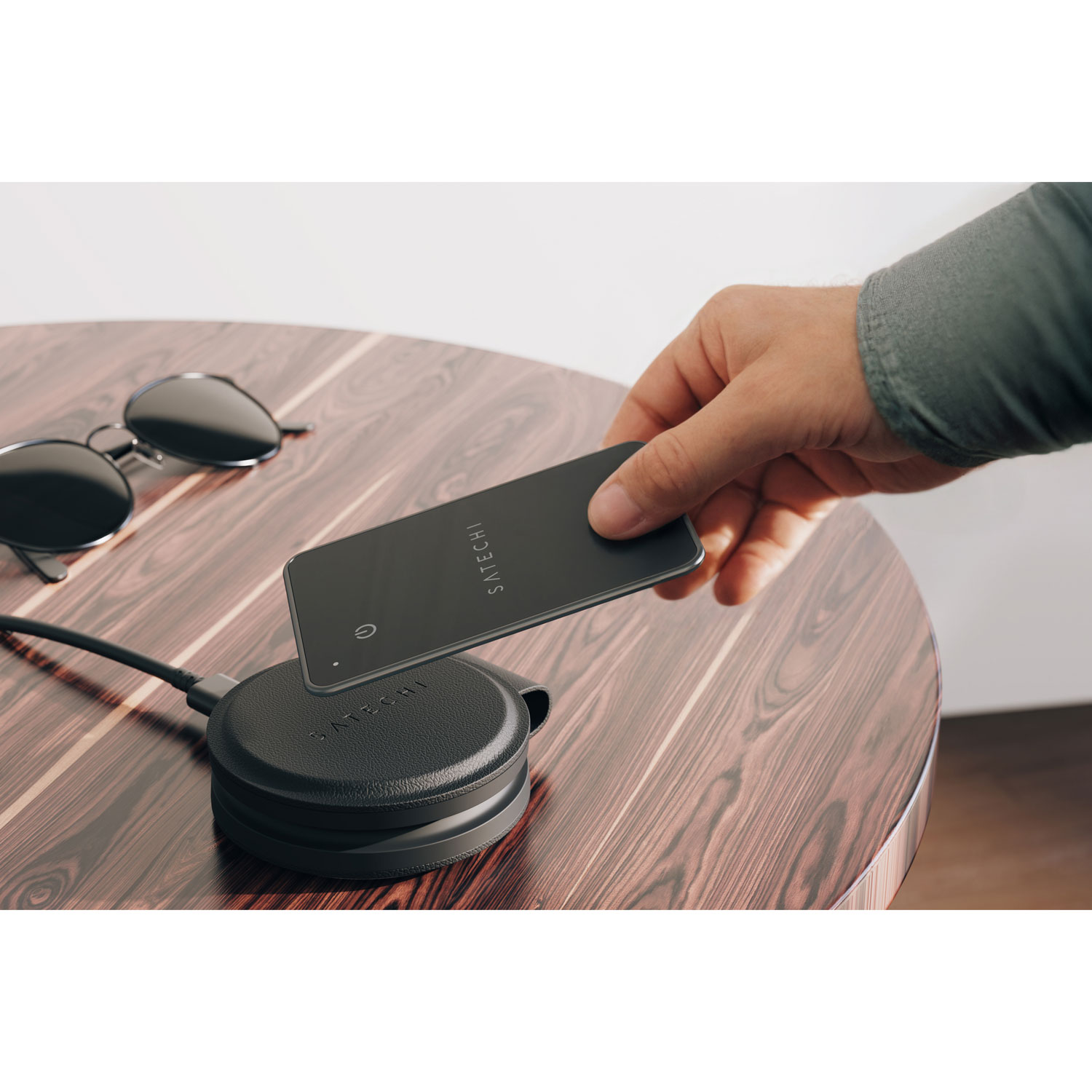 Satechi FindAll Wallet Tracker with Apple find my & Qi Charging - Black